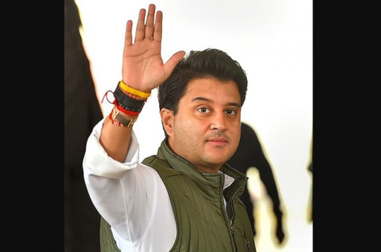 ಸದ್ಯ ಕಾಂಗ್ರೆಸ್ ನಿಂದ ಬಿಜೆಪಿಗೆ ಸೇರ್ಪಡೆಗೊಂಡಿರುವ ಜ್ಯೋತಿರಾದಿತ್ಯ ಸಿಂಧಿಯಾ ದೇಶದಾದ್ಯಂತ ಸೌಂಡ್ ಮಾಡುತ್ತಿದ್ದಾರೆ. ಮಧ್ಯಪ್ರದೇಶ ರಾಜಕೀಯದಲ್ಲಿ ಕೇಂದ್ರ ಬಿಂದುವಾಗಿರುವ ಸಿಂಧಿಯಾ ರಾಜೀನಾಮೆಯಿಂದ ಕಾಂಗ್ರೆಸ್ ಸರ್ಕಾರ ಪತನಗೊಳ್ಳುವ ಭೀತಿ ಎದುರಿಸುತ್ತಿದೆ. ಸದ್ಯ ಕಾಂಗ್ರೆಸ್ ನಿಂದ ಬಿಜೆಪಿಗೆ ಸೇರ್ಪಡೆಗೊಂಡಿರುವ ಜ್ಯೋತಿರಾದಿತ್ಯ ಸಿಂಧಿಯಾ ದೇಶದಾದ್ಯಂತ ಸೌಂಡ್ ಮಾಡುತ್ತಿದ್ದಾರೆ. ಮಧ್ಯಪ್ರದೇಶ ರಾಜಕೀಯದಲ್ಲಿ ಕೇಂದ್ರ ಬಿಂದುವಾಗಿರುವ ಸಿಂಧಿಯಾ ರಾಜೀನಾಮೆಯಿಂದ ಕಾಂಗ್ರೆಸ್ ಸರ್ಕಾರ ಪತನಗೊಳ್ಳುವ ಭೀತಿ ಎದುರಿಸುತ್ತಿದೆ.