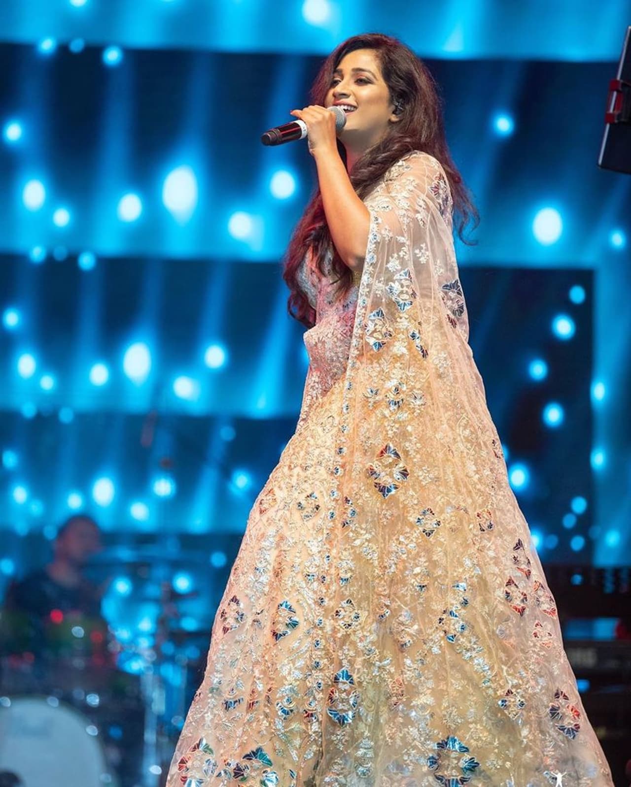 సంగీత ప్రియులకు పరిచయం అక్కర్లేని పేరు శ్రేయా ఘోషల్. సంగీత ప్రియులకు పరిచయం అక్కర్లేని పేరు శ్రేయా ఘోషల్.