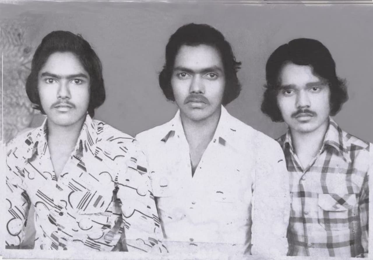 കൊല്ലം എസ്എന് കോളജിൽ ബിരുദ പഠനം. പിന്നീട് അച്ഛന് തിലകന്റെ കൂടെ നാടക സമിതിയില്. കൊല്ലം എസ്എന് കോളജിൽ ബിരുദ പഠനം. പിന്നീട് അച്ഛന് തിലകന്റെ കൂടെ നാടക സമിതിയില്.