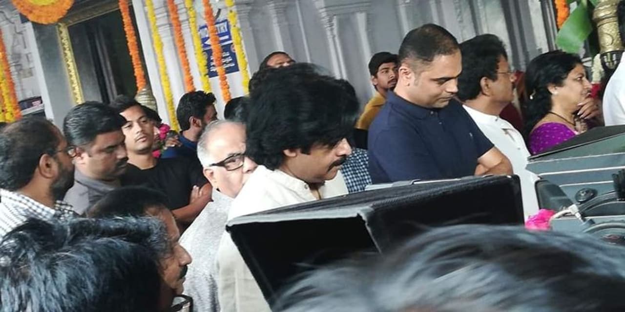 సాయిధరమ్ తేజ్ 14వ చిత్ర లాంచింగ్ కార్యక్రమానికి పవర్ స్టార్ పవన్ కళ్యాణ్, అల్లు అరవింద్ అతిథులుగా హాజరయ్యారు. సాయిధరమ్ తేజ్ 14వ చిత్ర లాంచింగ్ కార్యక్రమానికి పవర్ స్టార్ పవన్ కళ్యాణ్, అల్లు అరవింద్ అతిథులుగా హాజరయ్యారు.