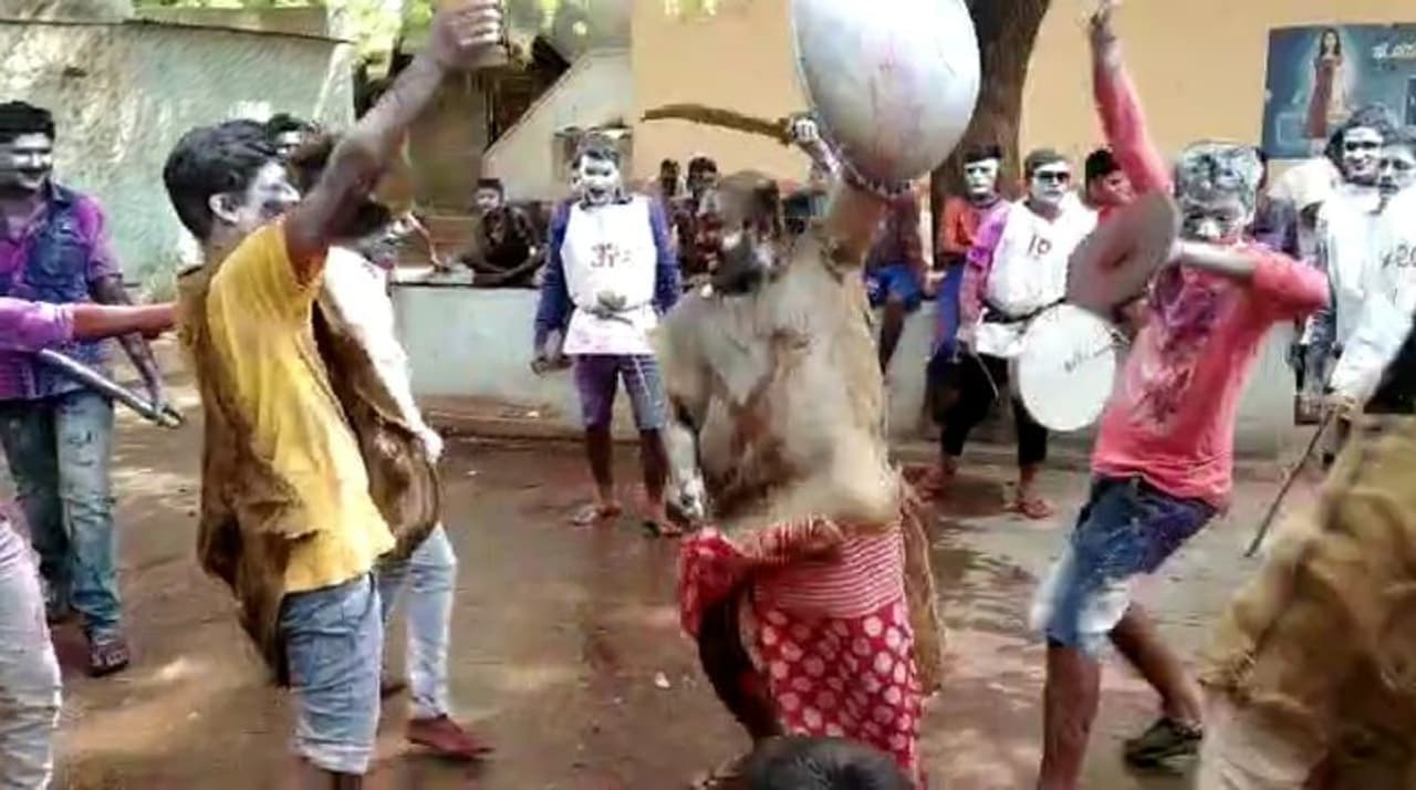 ಪ್ರತಿಬಾರಿ ಒಂದಿಲ್ಲೊಂದು ಹೊಸತನಕ್ಕೆ ಸಾಕ್ಷಿಯಾಗುವ ಬಾಗಲಕೋಟೆ ಜಿಲ್ಲೆಯ ಐತಿಹಾಸಿಕ ಹೋಳಿ ಈ ಬಾರಿಯೂ ವಿಶೇಷತೆ ಮೆರೆದಿದೆ.