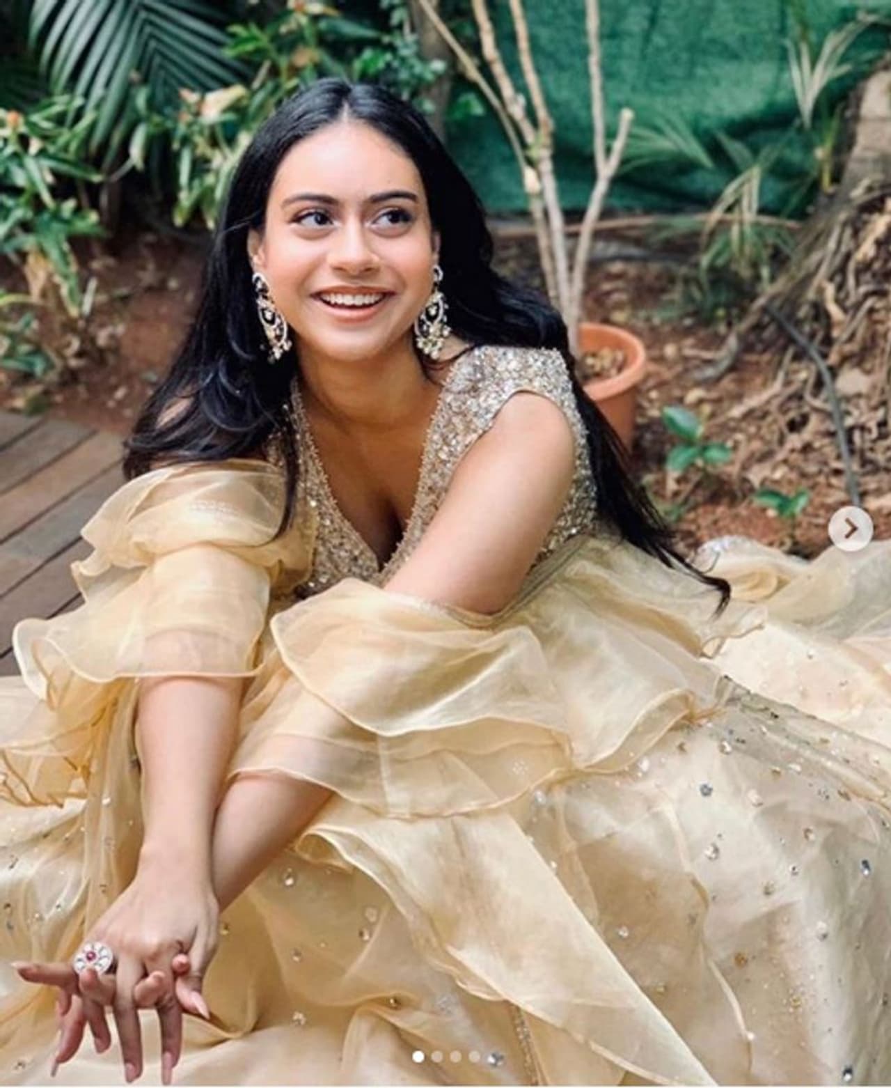 ಓಪನ್ ಹೇರ್ ಬಿಟ್ಟ್ಕೊಂಡು, ಗೋಲ್ಡನ್ ಲೇಹಂಗಾ ಹಾಕ್ಕೊಂಡು ಹೃದಯ ಕದ್ದ ನ್ಯಾಸ. ಓಪನ್ ಹೇರ್ ಬಿಟ್ಟ್ಕೊಂಡು, ಗೋಲ್ಡನ್ ಲೇಹಂಗಾ ಹಾಕ್ಕೊಂಡು ಹೃದಯ ಕದ್ದ ನ್ಯಾಸ.