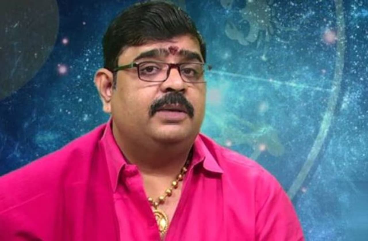 భారత ప్రజలు జ్యోతిష్యాన్ని ఎక్కువగా విశ్వసిస్తారు. కేవలం సామాన్య ప్రజలు మాత్రమే కాదు.. సెలెబ్రిటీలు, ముఖ్యమంత్రి స్థాయి వ్యక్తులు కూడా జ్యోతిష్యాన్ని బలంగా నమ్ముతారు. తెలుగు రాష్ట్రాల్లో జ్యోతిష్యస్త్రంలో ప్రావీణ్యులైన పండితులు చాలా మందే ఉన్నారు. భారత ప్రజలు జ్యోతిష్యాన్ని ఎక్కువగా విశ్వసిస్తారు. కేవలం సామాన్య ప్రజలు మాత్రమే కాదు.. సెలెబ్రిటీలు, ముఖ్యమంత్రి స్థాయి వ్యక్తులు కూడా జ్యోతిష్యాన్ని బలంగా నమ్ముతారు. తెలుగు రాష్ట్రాల్లో జ్యోతిష్యస్త్రంలో ప్రావీణ్యులైన పండితులు చాలా మందే ఉన్నారు.