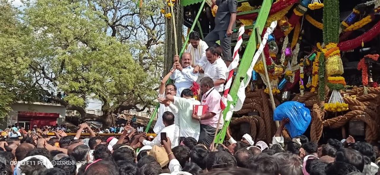 ಚಿತ್ರದುರ್ಗ ಜಿಲ್ಲೆಯ ಚಳ್ಳಕೆರೆ ತಾಲೂಕಿನ ನಾಯಕನಹಟ್ಟಿಯಲ್ಲಿ ನಾಯಕನಹಟ್ಟಿ ತಿಪ್ಪೇರುದ್ರಸ್ವಾಮಿ ರಥೋತ್ಸವ ಅದ್ಧೂರಿಯಾಗಿ ನಡೆದಿದೆ. ಚಿತ್ರದುರ್ಗ ಜಿಲ್ಲೆಯ ಚಳ್ಳಕೆರೆ ತಾಲೂಕಿನ ನಾಯಕನಹಟ್ಟಿಯಲ್ಲಿ ನಾಯಕನಹಟ್ಟಿ ತಿಪ್ಪೇರುದ್ರಸ್ವಾಮಿ ರಥೋತ್ಸವ ಅದ್ಧೂರಿಯಾಗಿ ನಡೆದಿದೆ.