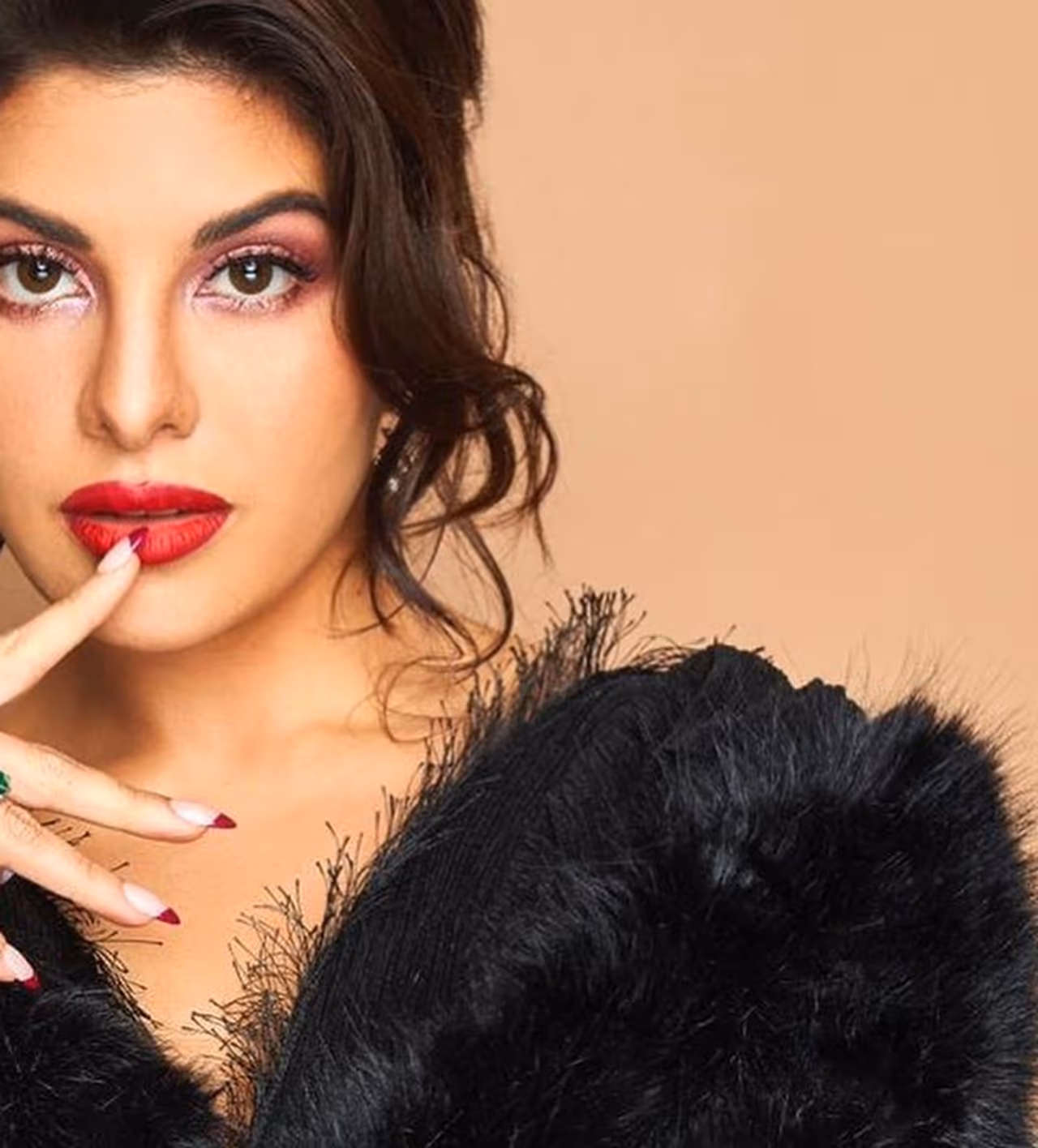 <p>Hailed as Bollywood's Miss Sunshine for always brightening up one's mood and day with her cheerful self, Jacqueline Fernandez is widely loved by her audiences. </p> <p>Hailed as Bollywood's Miss Sunshine for always brightening up one's mood and day with her cheerful self, Jacqueline Fernandez is widely loved by her audiences. </p>