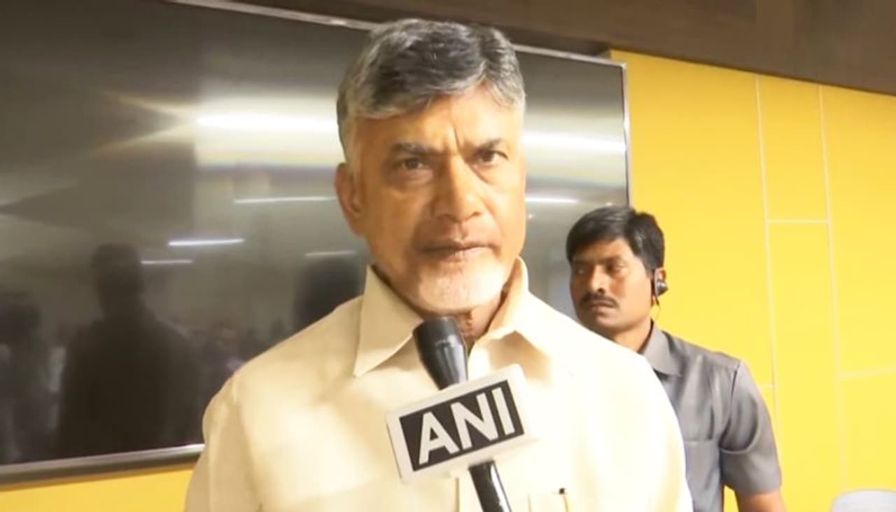 <p>ఆంధ్రప్రదేశ్ మాజీ ముఖ్యమంత్రి , టీడీపీ జాతీయాధ్యక్షుడు చంద్రబాబు సోమవారం 70వ పుట్టిన రోజు జరుపుకుంటున్నారు. ఈ సందర్భంగా ఆయనకు మిత్రులు, శ్రేయోభిలాషులు, రాజకీయ ప్రముఖులు జన్మదిన శుభాకాంక్షలు తెలియజేస్తున్నారు.</p>