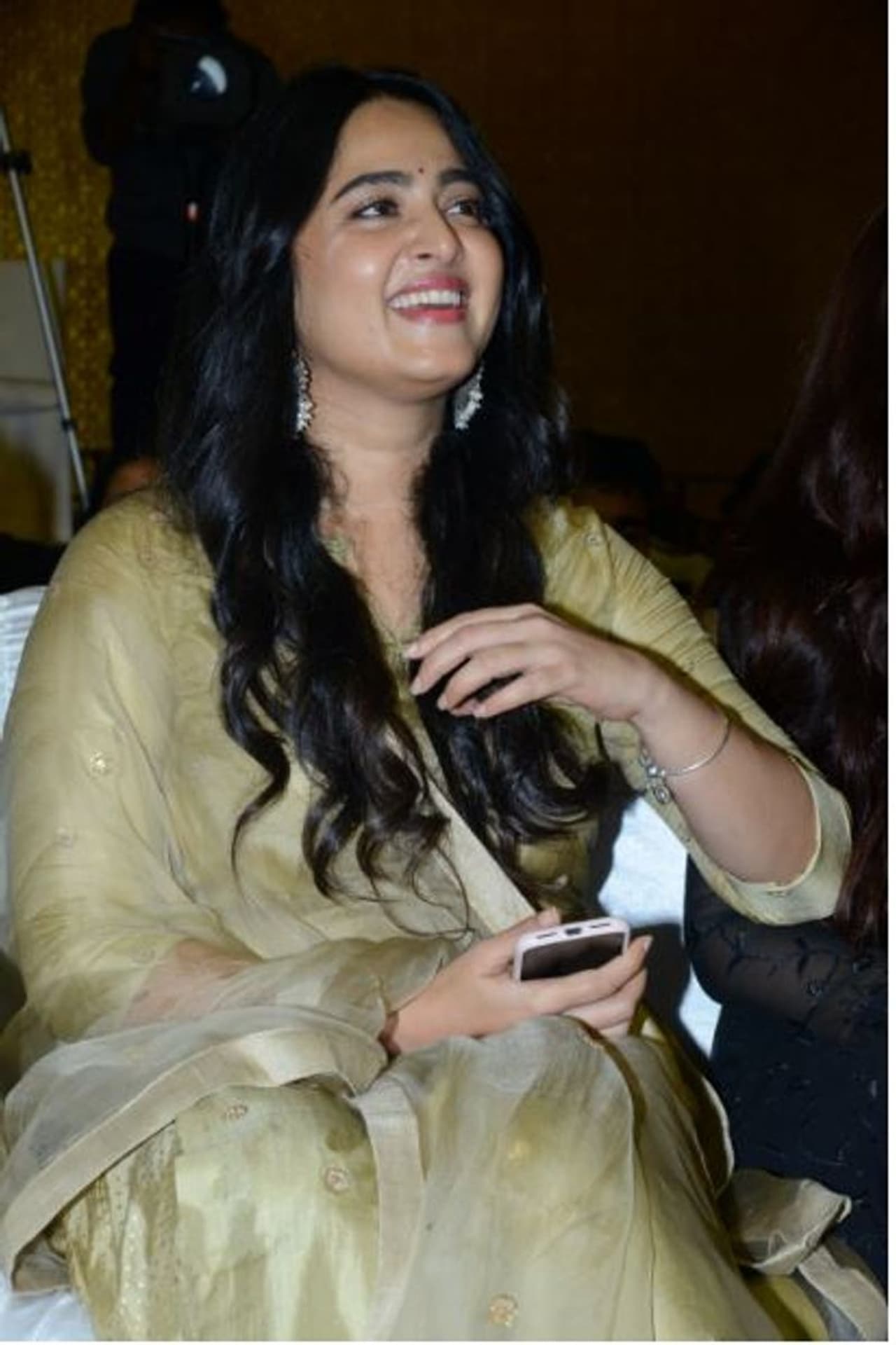 అనుష్క శెట్టి అలియాజ్ స్వీటీ శెట్టి.. ప్రస్తుతం ఈ పేరు సౌత్ చిత్ర పరిశ్రమని ఏలుతోంది. 'డాన్స్ రాదు, నటన రాదు.. యోగ టీచర్ గా చేస్తున్నా' అంటూ 15 ఏళ్ల క్రితం అనుష్క పూరి జగన్నాథ్ తో చెప్పిన మాటలు. ఇప్పుడు ఆ యోగ టీచరే సౌత్ లో టాప్ హీరోయిన్. అనుష్క శెట్టి అలియాజ్ స్వీటీ శెట్టి.. ప్రస్తుతం ఈ పేరు సౌత్ చిత్ర పరిశ్రమని ఏలుతోంది. 'డాన్స్ రాదు, నటన రాదు.. యోగ టీచర్ గా చేస్తున్నా' అంటూ 15 ఏళ్ల క్రితం అనుష్క పూరి జగన్నాథ్ తో చెప్పిన మాటలు. ఇప్పుడు ఆ యోగ టీచరే సౌత్ లో టాప్ హీరోయిన్.