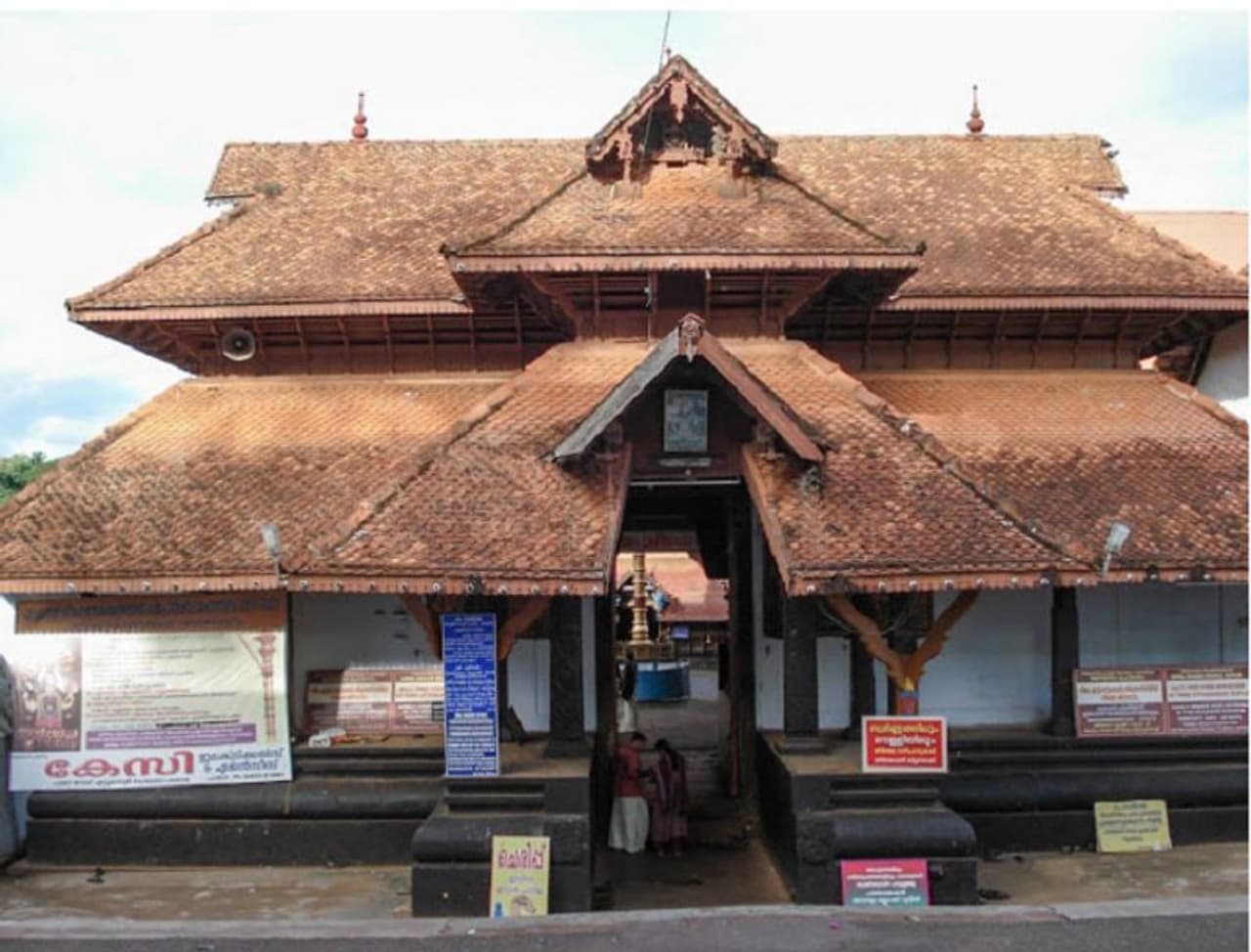 ಕಾಯಿಲೆ ಗುಣಪಡಿಸಿ, ಇಷ್ತಾರ್ಥ ಪೂರೈಸುವ ಖ್ಯಾತಿ ಹೊಂದಿರುವ ಕೇರಳದ ಕೊಟ್ಟಾಯಂ ಜಿಲ್ಲೆಯ ಎಟ್ಟಮನೂರ್ ಮಹಾದೇವ ದೇವಸ್ಥಾನ. ಕಾಯಿಲೆ ಗುಣಪಡಿಸಿ, ಇಷ್ತಾರ್ಥ ಪೂರೈಸುವ ಖ್ಯಾತಿ ಹೊಂದಿರುವ ಕೇರಳದ ಕೊಟ್ಟಾಯಂ ಜಿಲ್ಲೆಯ ಎಟ್ಟಮನೂರ್ ಮಹಾದೇವ ದೇವಸ್ಥಾನ.