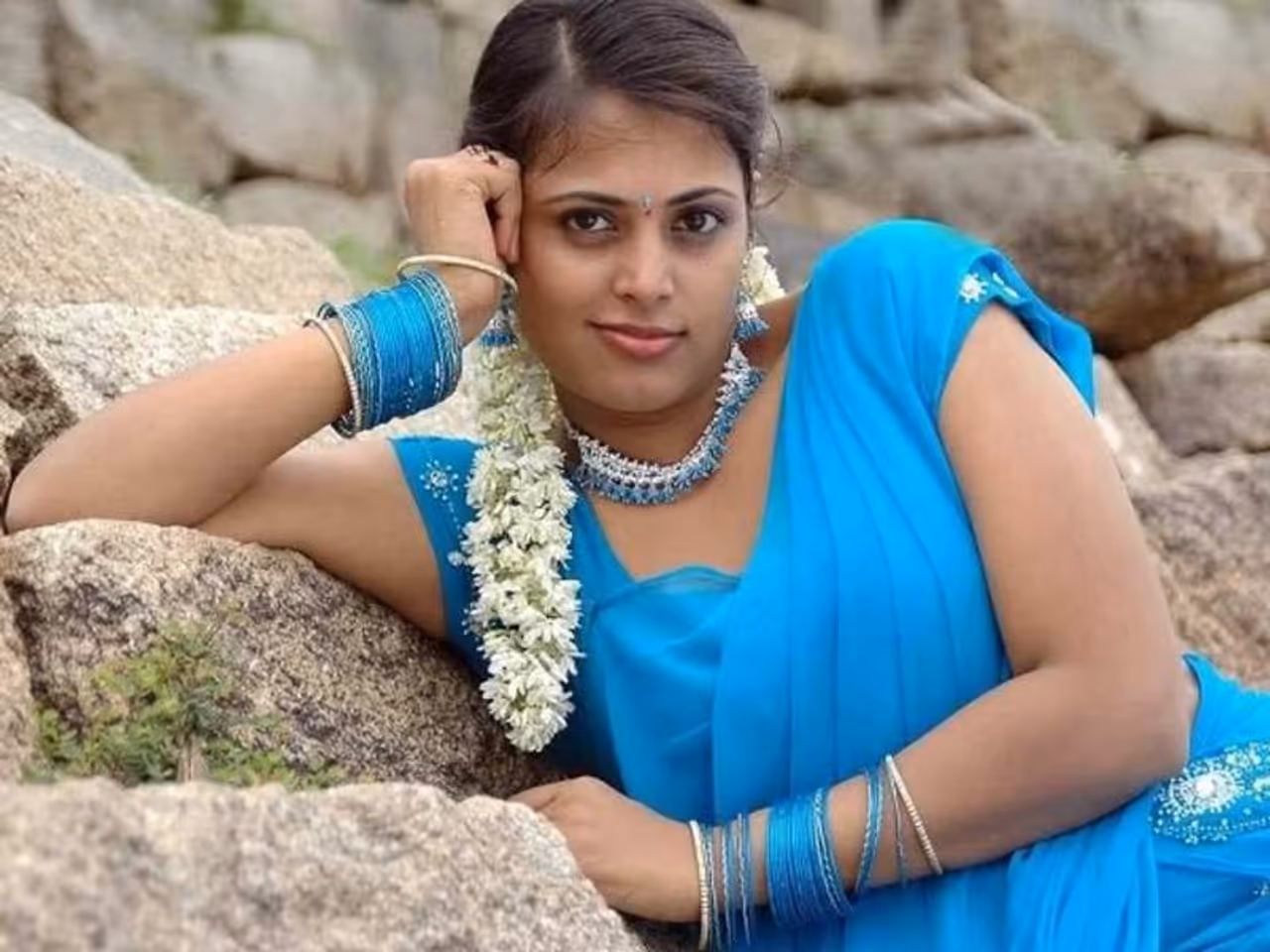 భద్రాచలం సినిమాతో ఎంట్రీ ఇచ్చి చందమామ సినిమాలో మాస్ పాత్ర చేసి ఆ తరువాత వైశాలి సినిమాలో తన నటనలో విలక్షణతను చూపించుకున్న నటి సింధు మీనన్ అందరికి గుర్తుండే ఉంటుంది. ఆ నటీమణి ఈ మధ్య కొంత కాలంగా కనబడడం లేదు. భద్రాచలం సినిమాతో ఎంట్రీ ఇచ్చి చందమామ సినిమాలో మాస్ పాత్ర చేసి ఆ తరువాత వైశాలి సినిమాలో తన నటనలో విలక్షణతను చూపించుకున్న నటి సింధు మీనన్ అందరికి గుర్తుండే ఉంటుంది. ఆ నటీమణి ఈ మధ్య కొంత కాలంగా కనబడడం లేదు.