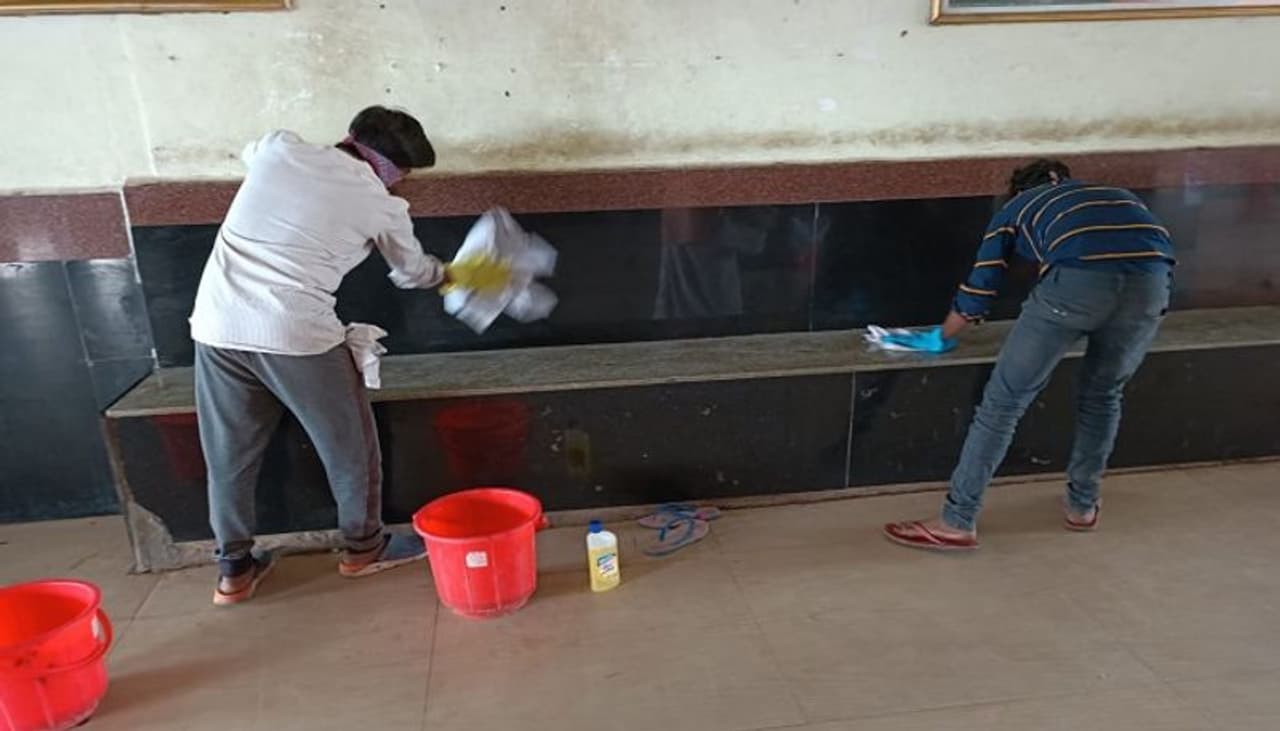 ಕೊರೋನಾ ವೈರಸ್‌ ಭಯದಿಂದ ರೈಲ್ವೆ ನಿಲ್ದಾಣದ ಶುಚಿಗೊಳಿಸಿಸುತ್ತಿರುವ ಸಿಬ್ಬಂದಿ