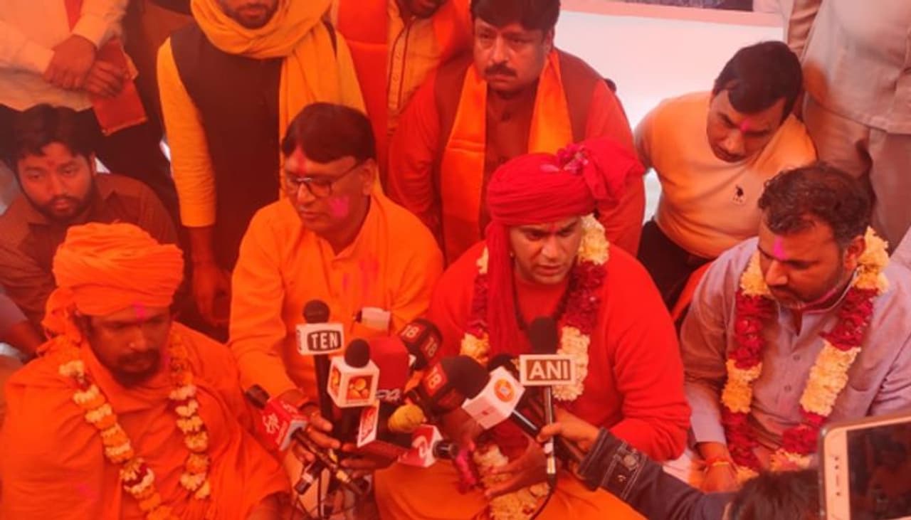 കൊറോണയെ നേരിടാന് ഗോമൂത്ര പാര്ട്ടി നടത്തി ഹിന്ദുമഹാസഭ. ദില്ലിയിലെ മന്ദിര് മാര്ഗിലുള്ള അഖില് ഭാരത് ഹിന്ദു മഹാസഭയുടെ ഓഫീസില് വച്ചായിരുന്നു ഗോമൂത്ര പാര്ട്ടി. നോവല് കൊറോണ വൈറസില് നിന്നുള്ള പ്രതിരോധമെന്ന നിലയിലായിരുന്നു ഗോമൂത്ര പാര്ട്ടി സംഘടിപ്പിച്ചത്. കൊറോണയെ നേരിടാന് ഗോമൂത്ര പാര്ട്ടി നടത്തി ഹിന്ദുമഹാസഭ. ദില്ലിയിലെ മന്ദിര് മാര്ഗിലുള്ള അഖില് ഭാരത് ഹിന്ദു മഹാസഭയുടെ ഓഫീസില് വച്ചായിരുന്നു ഗോമൂത്ര പാര്ട്ടി. നോവല് കൊറോണ വൈറസില് നിന്നുള്ള പ്രതിരോധമെന്ന നിലയിലായിരുന്നു ഗോമൂത്ര പാര്ട്ടി സംഘടിപ്പിച്ചത്.