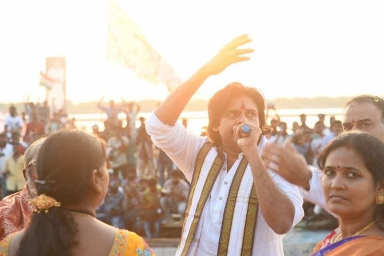 ''మన నుడి మన నది'' కార్యక్రమంలో మాట్లాడుతున్న జనసేన చీఫ్ పవన్ కల్యాణ్