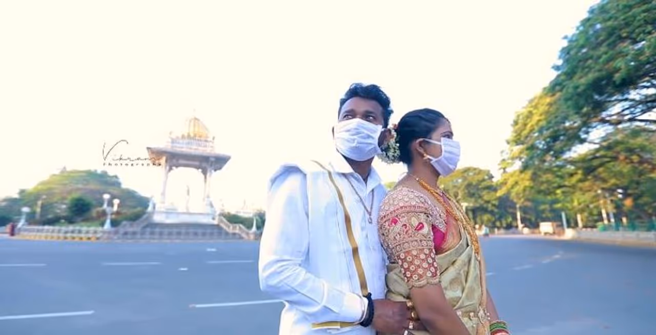 ಕೊರೋನಾ ಭೀತಿ ಹಿನ್ನೆಲೆ ಸಾಂದರ್ಭಿಕವಾಗಿ ಮಾಸ್ಕ್‌ ಧರಿಸಿ ಫೋಟೋ ಶೂಟ್ ಮಾಡಿದ ಜೋಡಿ