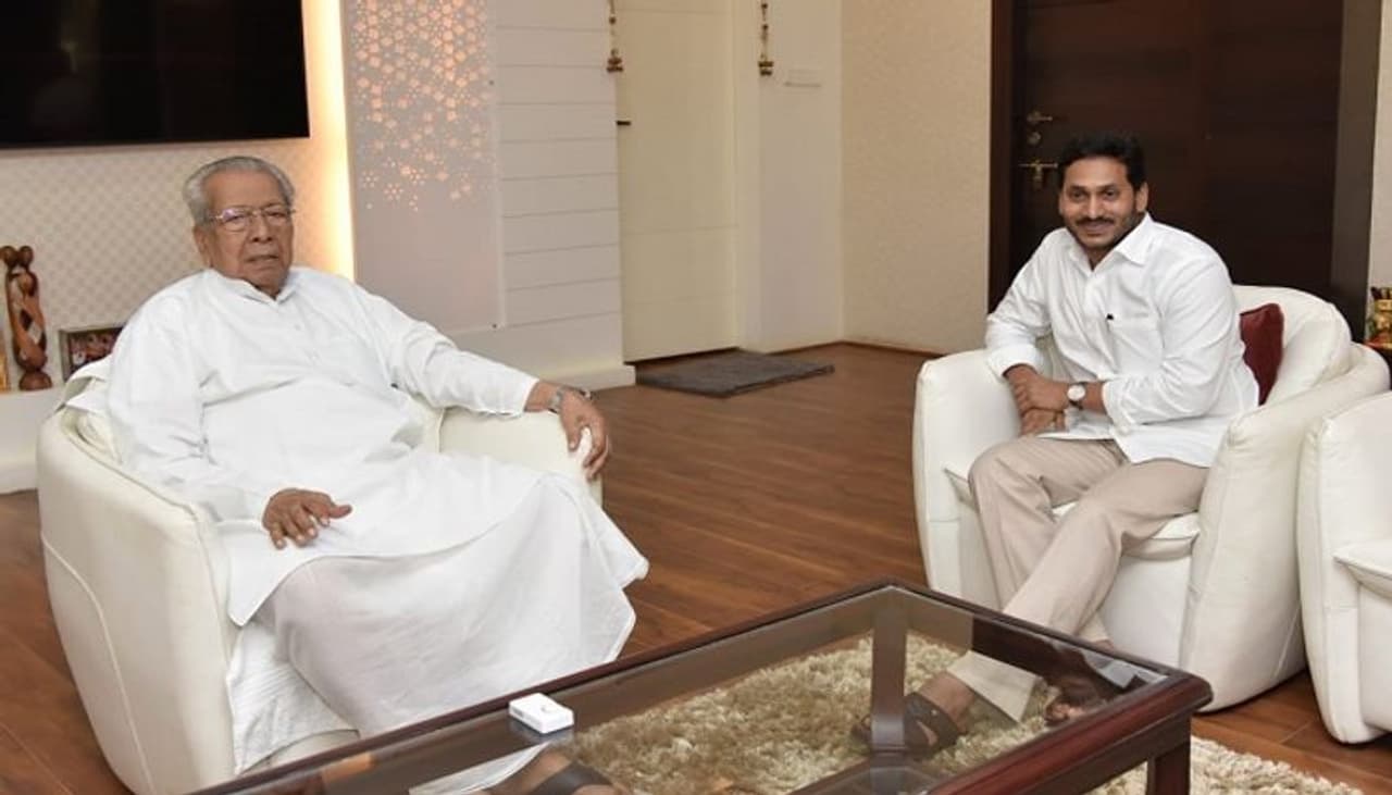 <p>అమరావతి: రాష్ట్ర ఎన్నికల కమిషనర్ (ఎస్ఈసీ)గా నిమ్మగడ్డ రమేష్ కుమార్ ను కొనసాగించాలని గవర్నర్ బిశ్వభూషణ్ హరిచందన్ ఆదేశాల నేపథ్యంలో మూడు రాజధానుల అంశంపై కూడా చర్చ సాగుతోంది. మూడు రాజధానుల బిల్లు అనే పాలనా వికేంద్రీకరణ బిల్లు, సీఆర్డీఎ రద్దు బిల్లు ఆమోదం కోసం గవర్నర్ వద్ద ఉన్న విషయం తెలిసిందే. ఆ రెండు బిల్లులపై గవర్నర్ ఏ విధమైన నిర్ణయం తీసుకుంటారనే ఉత్కంఠ కూడా కొనసాగుతోంది. </p> <p>అమరావతి: రాష్ట్ర ఎన్నికల కమిషనర్ (ఎస్ఈసీ)గా నిమ్మగడ్డ రమేష్ కుమార్ ను కొనసాగించాలని గవర్నర్ బిశ్వభూషణ్ హరిచందన్ ఆదేశాల నేపథ్యంలో మూడు రాజధానుల అంశంపై కూడా చర్చ సాగుతోంది. మూడు రాజధానుల బిల్లు అనే పాలనా వికేంద్రీకరణ బిల్లు, సీఆర్డీఎ రద్దు బిల్లు ఆమోదం కోసం గవర్నర్ వద్ద ఉన్న విషయం తెలిసిందే. ఆ రెండు బిల్లులపై గవర్నర్ ఏ విధమైన నిర్ణయం తీసుకుంటారనే ఉత్కంఠ కూడా కొనసాగుతోంది. </p>