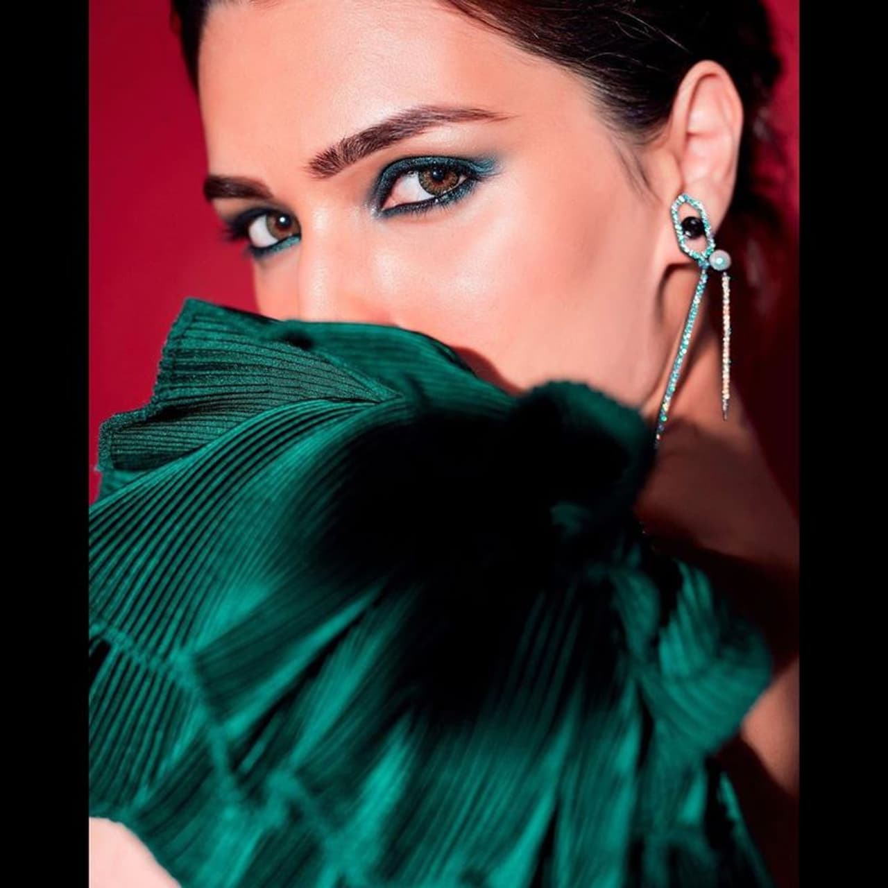 (Courtesy: Instagram)సూపర్ స్టార్ మహేష్ '1 నేనొక్కడినే' చిత్రంతో కృతి సనన్ హీరోయిన్ గా పరిచయమైంది. (Courtesy: Instagram)సూపర్ స్టార్ మహేష్ '1 నేనొక్కడినే' చిత్రంతో కృతి సనన్ హీరోయిన్ గా పరిచయమైంది.