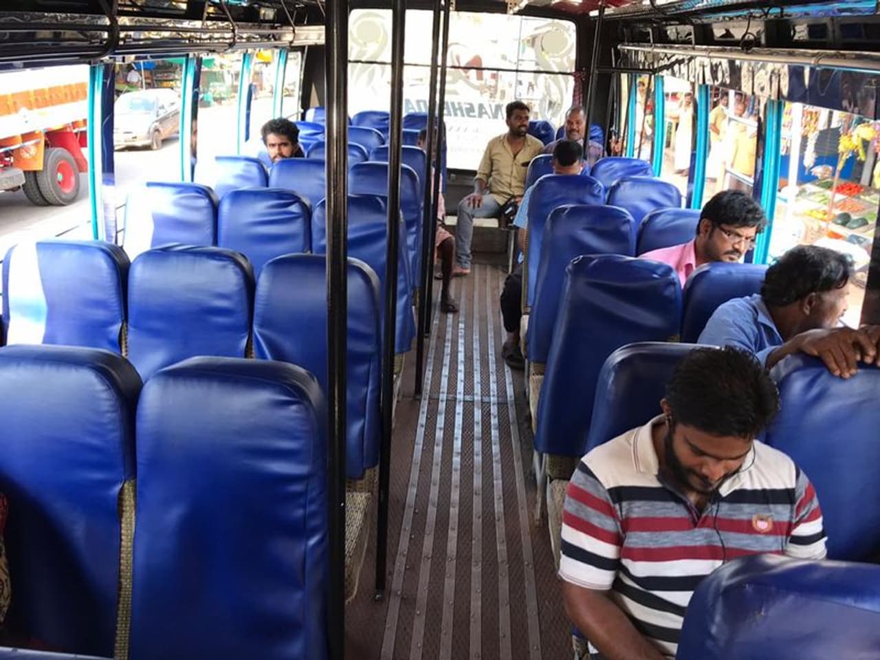 പെരിങ്ങോമിലേക്കുള്ള ബസ്സുകൾ അധികവും വിജനമായിരുന്നു. സ്ത്രീകളുടെ സീറ്റുകളെല്ലാം ഒഴിഞ്ഞു കിടന്നു. സീറ്റുകളിൽ അടുത്താരും ഇരിക്കാത്ത അവസ്ഥ. ബസ്സ് വരുമാനം പകുതിയായി കുറഞ്ഞു.പല സർവ്വീസും നഷ്ടത്തിലാണ്. പെരിങ്ങോമിലേക്കുള്ള ബസ്സുകൾ അധികവും വിജനമായിരുന്നു. സ്ത്രീകളുടെ സീറ്റുകളെല്ലാം ഒഴിഞ്ഞു കിടന്നു. സീറ്റുകളിൽ അടുത്താരും ഇരിക്കാത്ത അവസ്ഥ. ബസ്സ് വരുമാനം പകുതിയായി കുറഞ്ഞു.പല സർവ്വീസും നഷ്ടത്തിലാണ്.