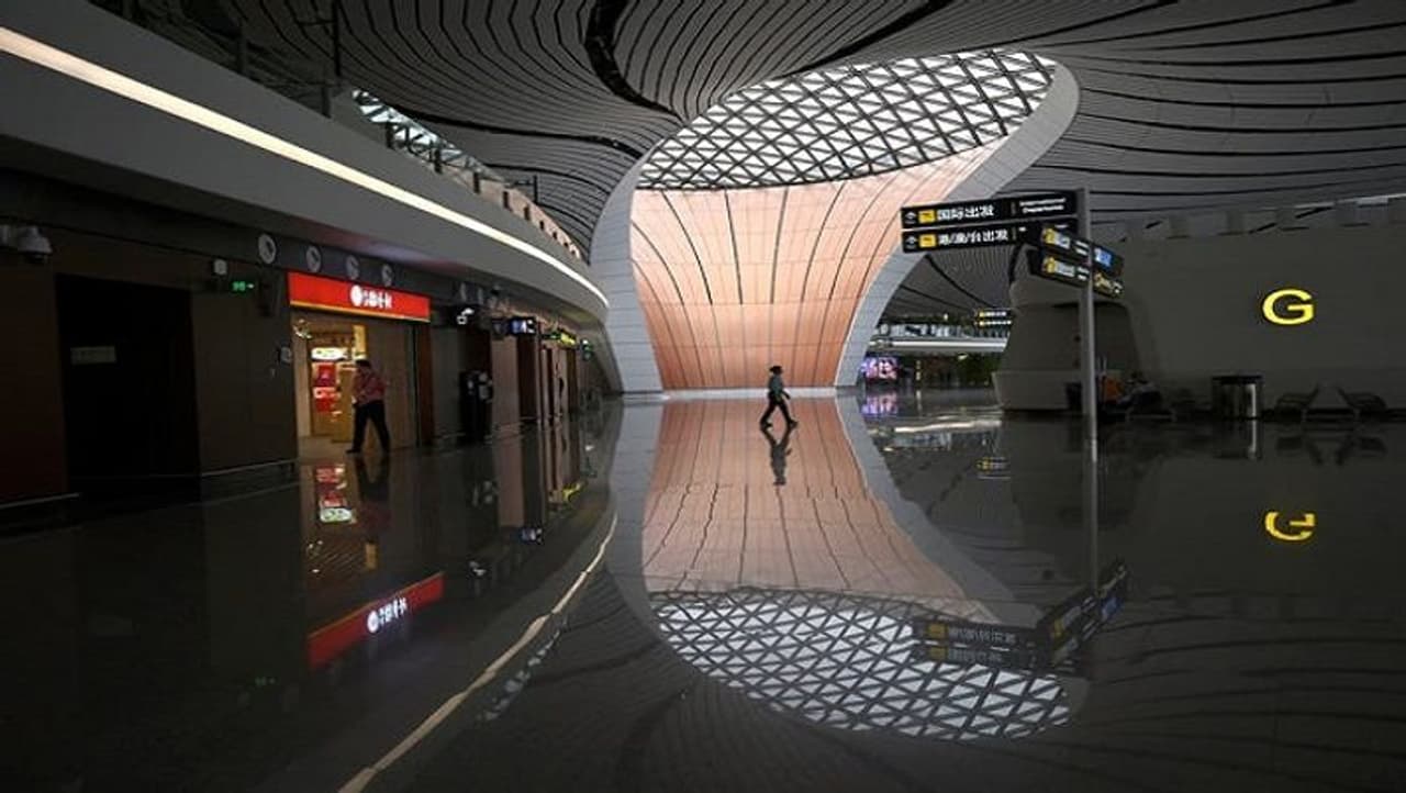 ಇದು ಚೀನಾದ ರಾಜಧಾನಿ ಬೀಜಿಂಗ್ ನ ಅಂತಾರಾಷ್ಟ್ರೀಯ ವಿಮಾನ ನಿಲ್ದಾಣ. ಒಂದು ಕಾಲದಲ್ಲಿ ಜನರಿಂದ ತುಂಬಿರುತ್ತಿದ್ದ ಈ ವಿಮಾನ ನಿಲ್ದಾಣ ಸದ್ಯ ಕೊರೋನಾ ವೈರಸ್ ಖಾಲಿ ಖಾಲಿಯಾಗಿದೆ. ಇದು ಚೀನಾದ ರಾಜಧಾನಿ ಬೀಜಿಂಗ್ ನ ಅಂತಾರಾಷ್ಟ್ರೀಯ ವಿಮಾನ ನಿಲ್ದಾಣ. ಒಂದು ಕಾಲದಲ್ಲಿ ಜನರಿಂದ ತುಂಬಿರುತ್ತಿದ್ದ ಈ ವಿಮಾನ ನಿಲ್ದಾಣ ಸದ್ಯ ಕೊರೋನಾ ವೈರಸ್ ಖಾಲಿ ಖಾಲಿಯಾಗಿದೆ.