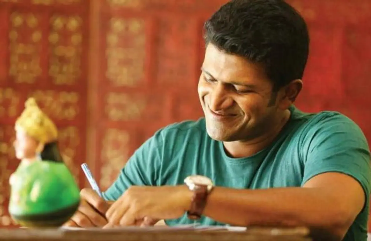 ಗೊಂಬೆ ಹೇಳುತೈತೆ ಮತ್ತೆ ಹೇಳುತೈತೆ ರಾಜಕುಮಾರ.