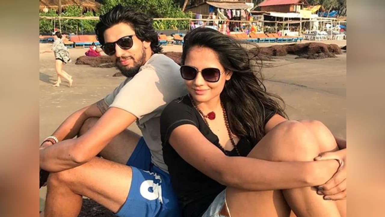 <p>ప్రతీమాను చూడగానే తొలి చూపులోనే ప్రేమలో పడిపోయాననే చెప్పిన ఇషాంత్ శర్మ, తన ప్రేమను ఆమెతో చెప్పడానికి మాత్రం చాలా సమయం తీసుకున్నాడట...</p> <p>ప్రతీమాను చూడగానే తొలి చూపులోనే ప్రేమలో పడిపోయాననే చెప్పిన ఇషాంత్ శర్మ, తన ప్రేమను ఆమెతో చెప్పడానికి మాత్రం చాలా సమయం తీసుకున్నాడట...</p>