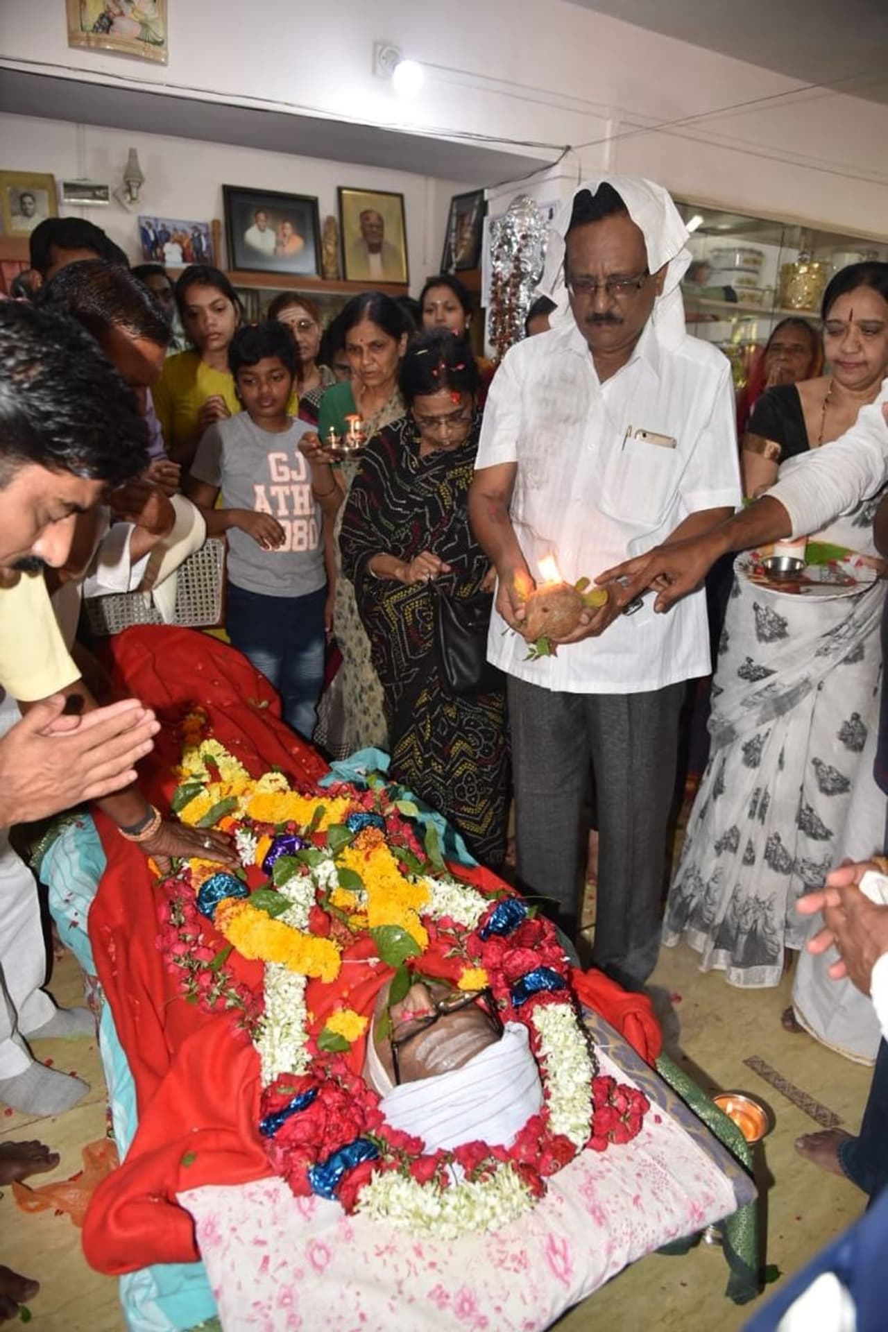 ಧಾರ್ಮಿಕ ವಿಧಿವಿಧಾನ ಪೂರೈಸಿ ಸಾರ್ವಜನಿಕ ದರ್ಶನಕ್ಕೆ ಇಟ್ಟ ಪಾಪು ಪಾರ್ಥಿವ ಶರೀರ