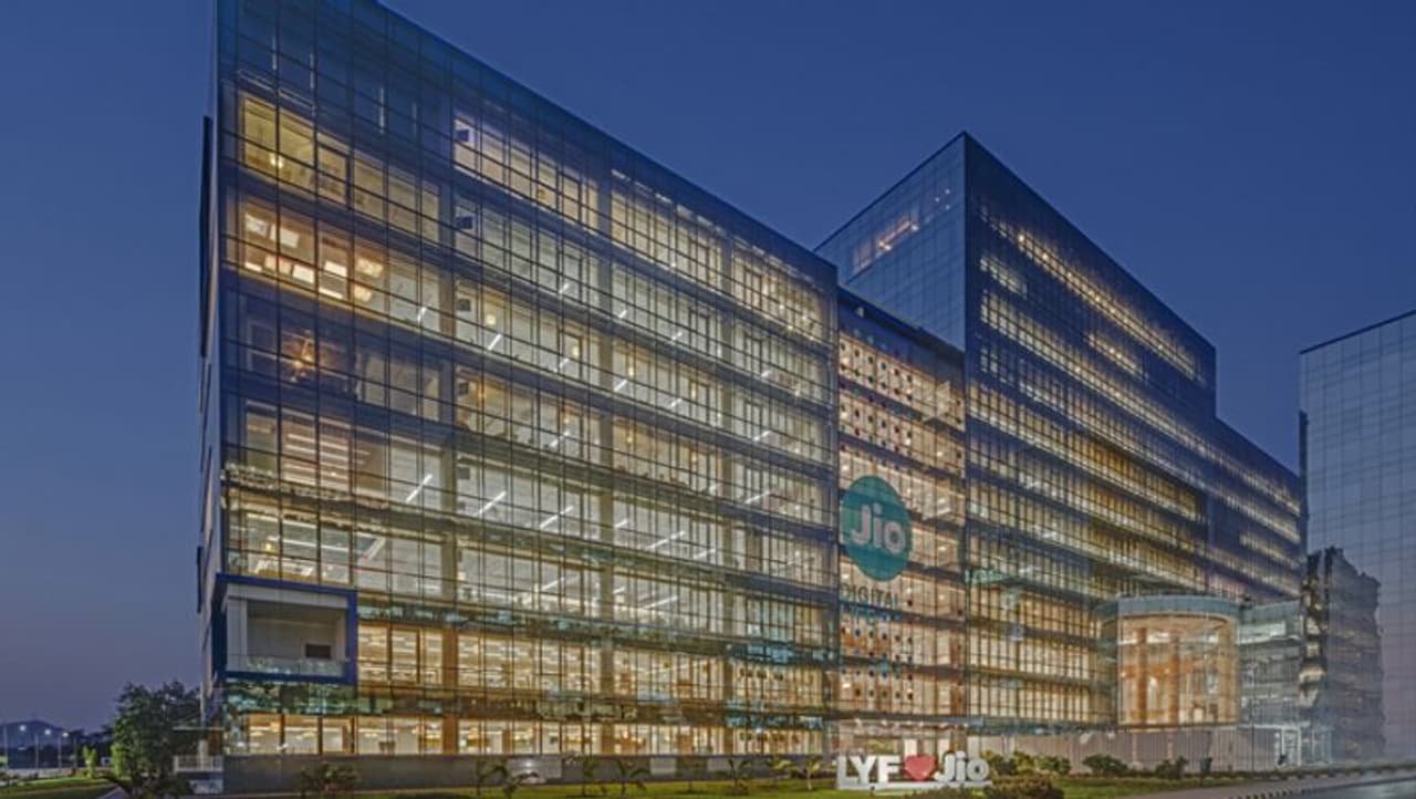 ಈ ಎಲ್ಲಾ ಸಮಸ್ಯೆಗಳಿಂದ ಹೊರಬರಲು ರಿಲಯನ್ಸ್ ಇಂಡಸ್ಟ್ರೀಸ್ ಚೇರ್ಮನ್ ಮುಕೇಶ್ ಅಂಬಾನಿ ಸರಿಸುಮಾರು 1 ತಿಂಗಳಿನಿಂದ ತನ್ನ 5 ಲಕ್ಷ ಸಿಬ್ಬಂದಿ ಹಾಗೂ ವ್ಯಾಪಾರದ ಮೇಲೆ ಕೊರೋನಾ ವೈರಸ್ ಪ್ರಭಾವದ ಕುರಿತು ವರದಿ ಪಡೆದುಕೊಳ್ಳಲು ಪ್ರತಿ ಎರಡು ದಿನಕ್ಕೊಮ್ಮೆ ಸಭೆ ನಡೆಸುತ್ತಿದ್ದಾರೆ.