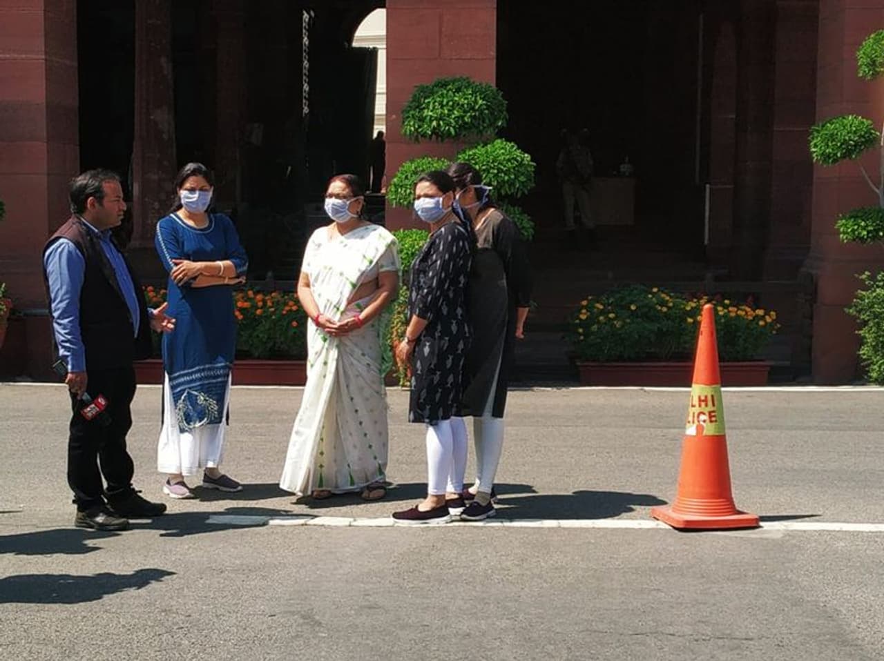 മധ്യപ്രദേശിലെ ബാല്ഘട്ടില് നിന്നുള്ള ബിജെപി എംപി ദാല് സിങ് ബിസെന് കൊവിഡ് 19 എതിരെ ഭയമല്ല കരുതലാണ് വേണ്ടെതെന്ന് പറഞ്ഞു. മധ്യപ്രദേശിലെ ബാല്ഘട്ടില് നിന്നുള്ള ബിജെപി എംപി ദാല് സിങ് ബിസെന് കൊവിഡ് 19 എതിരെ ഭയമല്ല കരുതലാണ് വേണ്ടെതെന്ന് പറഞ്ഞു.