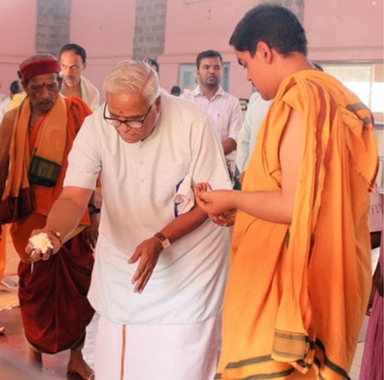 ಜಗತ್ತಿನಾದ್ಯಂತ ಹರಡುತ್ತಿರುವ ಕೊರೋನಾ ವೈರಸ್‌ ತಡೆಗಾಗಿ ಆರ್‌ಎಸ್‌ಎಸ್ ಹೋಮ ನಡೆಸಿದೆ.