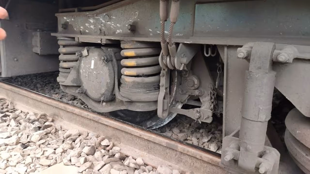 హైదరాబాద్ లో ప్రమాదానికి గురయిన లోకల్ ట్రైన్ హైదరాబాద్ లో ప్రమాదానికి గురయిన లోకల్ ట్రైన్