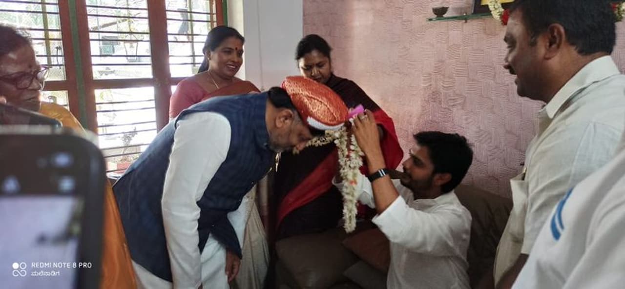 ಕೆಪಿಸಿಸಿ ಅಧ್ಯಕ್ಷ ಪಟ್ಟ ದೊರೆತ ಬಳಿಕ ಡಿ. ಕೆ. ಶಿವಕುಮಾರ್ ಅವರು ವಿನಯ್ ಗೂರೂಜಿ ಭೇಟಿ ಮಾಡಿದ್ದಾರೆ. ಕೆಪಿಸಿಸಿ ಅಧ್ಯಕ್ಷ ಪಟ್ಟ ದೊರೆತ ಬಳಿಕ ಡಿ. ಕೆ. ಶಿವಕುಮಾರ್ ಅವರು ವಿನಯ್ ಗೂರೂಜಿ ಭೇಟಿ ಮಾಡಿದ್ದಾರೆ.