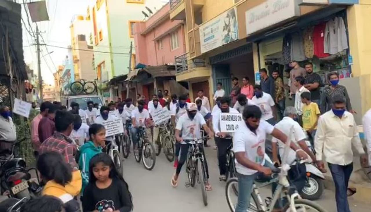 ಕೊರೋನಾ ವೈರಸ್ ಭೀತಿ ಹೆಚ್ಚುತ್ತಲೇ ಇದ್ದು, ಈ ಬಗ್ಗೆ ಜನರಲ್ಲಿ ಜಾಗೃತಿ ಮೂಡಿಸಲು ಸೈಕಲ್ ಜಾಥಾ ನಡೆಸಲಾಗಿದೆ. ಕೊರೋನಾ ವೈರಸ್ ಭೀತಿ ಹೆಚ್ಚುತ್ತಲೇ ಇದ್ದು, ಈ ಬಗ್ಗೆ ಜನರಲ್ಲಿ ಜಾಗೃತಿ ಮೂಡಿಸಲು ಸೈಕಲ್ ಜಾಥಾ ನಡೆಸಲಾಗಿದೆ.