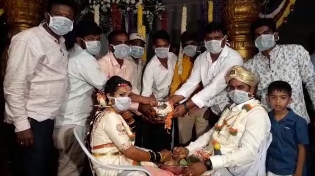 ಚಿಕ್ಕಬಳ್ಳಾಪುರ ಜಿಲ್ಲೆಯಲ್ಲಿ ಹಿಗೋಂದು ಕೊರೊನ ಜಾಗೃತಿ ಮದುವೆ ಚಿಕ್ಕಬಳ್ಳಾಪುರ ಜಿಲ್ಲೆಯಲ್ಲಿ ಹಿಗೋಂದು ಕೊರೊನ ಜಾಗೃತಿ ಮದುವೆ