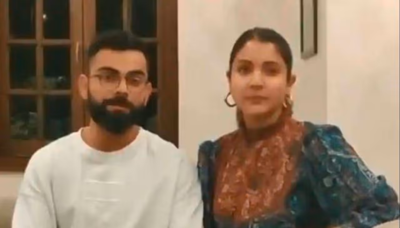 కరోనా మహమ్మారి ప్రపంచ దేశాలను పట్టి పీడిస్తోంది. ఈ వైరస్ ని అరికట్టేందుకు భారత ప్రభుత్వం లాక్ డౌన్ ప్రకటించిన సంగతి తెలిసిందే. కాగా... ఈ లాక్ డౌన్ లో సామాన్య ప్రజలతోపాటు.. సెలబ్రెటీలు కూడా ఇబ్బందులుపడుతున్నారు. కానీ.. ప్రస్తుతం ఉన్న పరిస్థితుల్లో సామాజిక దూరం పాటించక తప్పదు. కరోనా మహమ్మారి ప్రపంచ దేశాలను పట్టి పీడిస్తోంది. ఈ వైరస్ ని అరికట్టేందుకు భారత ప్రభుత్వం లాక్ డౌన్ ప్రకటించిన సంగతి తెలిసిందే. కాగా... ఈ లాక్ డౌన్ లో సామాన్య ప్రజలతోపాటు.. సెలబ్రెటీలు కూడా ఇబ్బందులుపడుతున్నారు. కానీ.. ప్రస్తుతం ఉన్న పరిస్థితుల్లో సామాజిక దూరం పాటించక తప్పదు.