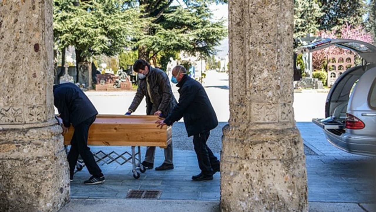 ಇಟಲಿಯಲ್ಲಿ ಈವರೆಗೂ 4 ಸಾವಿರ ಮಂದಿ ಕೊರೋನಾ ಅಟ್ಟಹಾಸಕ್ಕೆ ಬಲಿಯಾಗಿದ್ದಾರೆ. ಕೊರೋನಾದಿಂದ ಅತಿಹೆಚ್ಚು ಮೃತಪಟ್ಟವರಲ್ಲಿ ಇಟಲಿ ರಾಷ್ಟ್ರ ಮುಂಚೂಣಿಯಲ್ಲಿದ್ದು, ಚೀನಾಗಿಂತಲೂ ಅಧಿಕ ಮಂದಿ ಈ ಮಾರಕ ವೈರಸ್ ಗೆ ಬಲಿಯಾಗಿದ್ದಾರೆ. ಇಟಲಿಯಲ್ಲಿ ಈವರೆಗೂ 4 ಸಾವಿರ ಮಂದಿ ಕೊರೋನಾ ಅಟ್ಟಹಾಸಕ್ಕೆ ಬಲಿಯಾಗಿದ್ದಾರೆ. ಕೊರೋನಾದಿಂದ ಅತಿಹೆಚ್ಚು ಮೃತಪಟ್ಟವರಲ್ಲಿ ಇಟಲಿ ರಾಷ್ಟ್ರ ಮುಂಚೂಣಿಯಲ್ಲಿದ್ದು, ಚೀನಾಗಿಂತಲೂ ಅಧಿಕ ಮಂದಿ ಈ ಮಾರಕ ವೈರಸ್ ಗೆ ಬಲಿಯಾಗಿದ್ದಾರೆ.