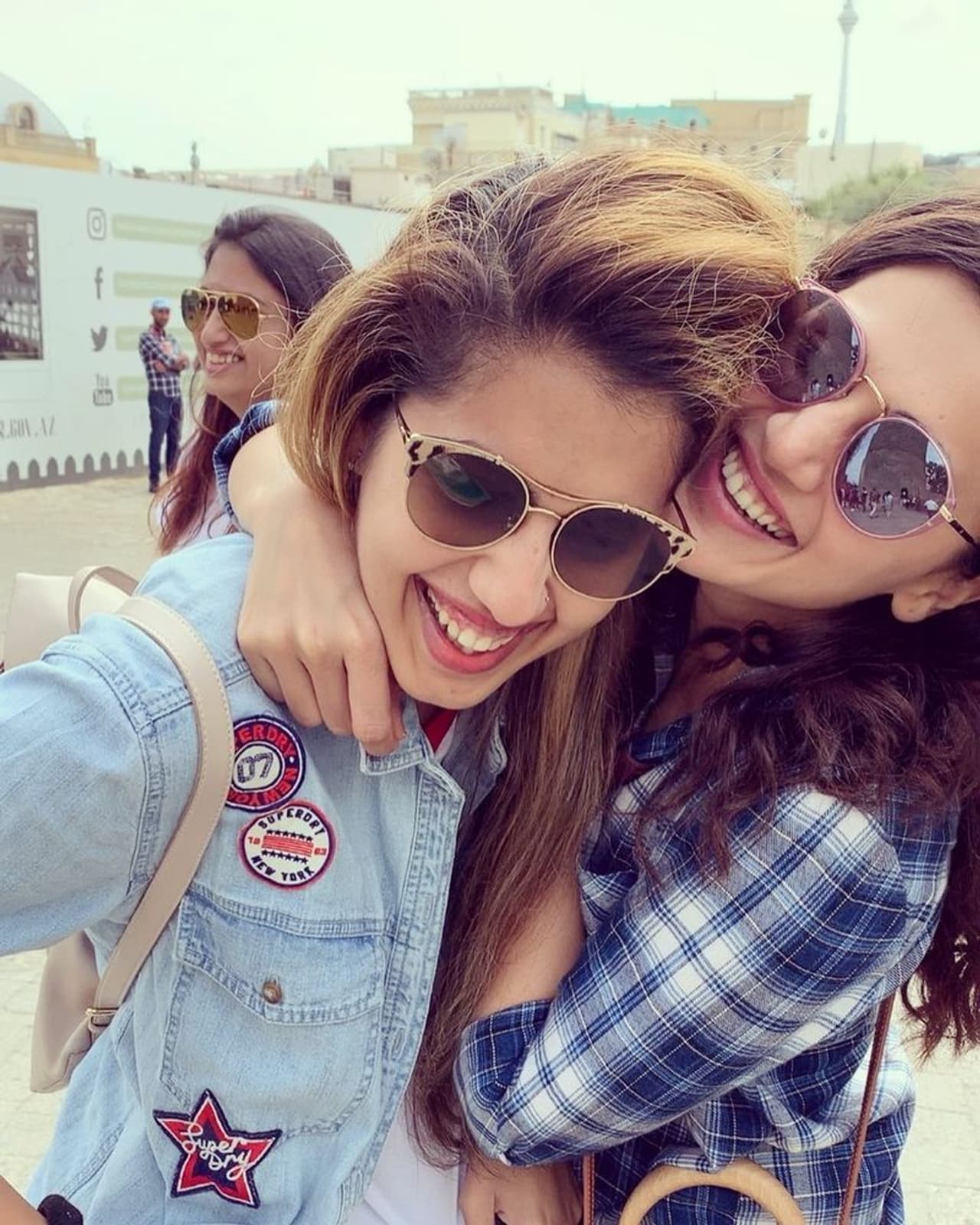 photos courtesy: instagram: తెలుగు, తమిళ భాషల్లో హీరోయిన్ గా వరస చిత్రాల్లో నటించిన తాప్సీ ప్రస్తుతం బాలీవుడ్ లో సెటిలయ్యే ప్రయత్నాల్లో ఉంది. సౌత్ లో గ్లామర్ పాత్రలతో రచ్చ చేసిన ఆమె హిందీలో మాత్రం పెర్ఫార్మన్స్ ఓరియెంటెడ్ రోల్స్ లో సైతం మెప్పిస్తోంది. అయితే గ్లామర్ విషయంలో తాప్సీతో పోటీ పడుతోంది ఆమె చెల్లెలు షగున్ తాప్సీ. photos courtesy: instagram: తెలుగు, తమిళ భాషల్లో హీరోయిన్ గా వరస చిత్రాల్లో నటించిన తాప్సీ ప్రస్తుతం బాలీవుడ్ లో సెటిలయ్యే ప్రయత్నాల్లో ఉంది. సౌత్ లో గ్లామర్ పాత్రలతో రచ్చ చేసిన ఆమె హిందీలో మాత్రం పెర్ఫార్మన్స్ ఓరియెంటెడ్ రోల్స్ లో సైతం మెప్పిస్తోంది. అయితే గ్లామర్ విషయంలో తాప్సీతో పోటీ పడుతోంది ఆమె చెల్లెలు షగున్ తాప్సీ.