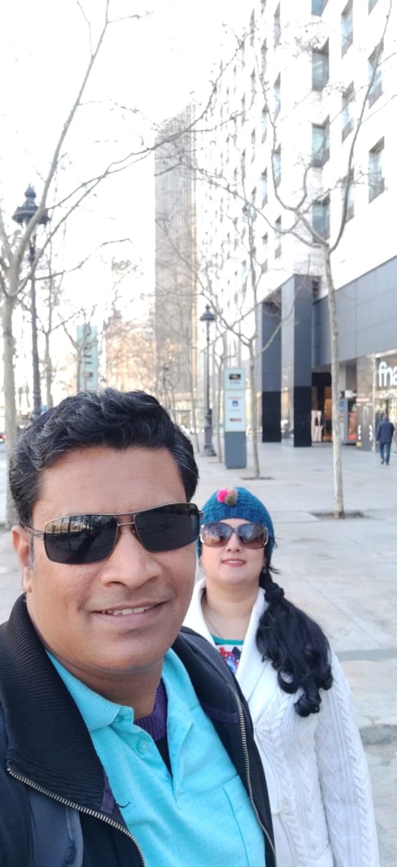 ಬೆಂಗಳೂರಿನ ಜೋಡಿಯೊಂದು ತಮ್ಮ 5 ನೇ ವರ್ಷದ ವಿವಾಹ ವಾರ್ಷಿಕೋತ್ಸವ ಆಚರಿಸಲು ಸ್ಪೇನ್‌ಗೆ ಹೋಗಿ ಅಲ್ಲಿ ಸಿಕ್ಕಿ ಹಾಕಿಕೊಂಡಿದ್ದಾರೆ.