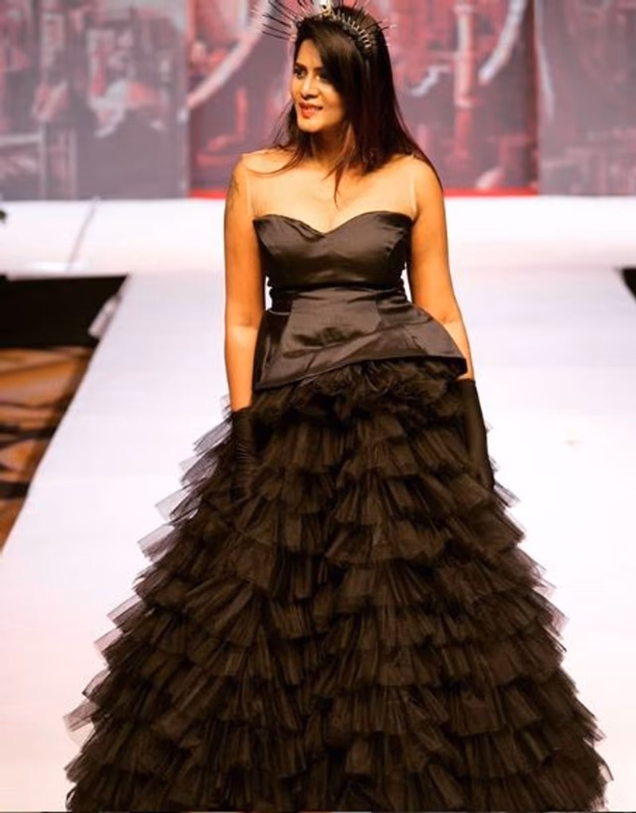 ಮೀರಾ ವೃತ್ತಿ ಮಾಡೆಲ್‌ ಕಮ್ ನಟಿ.