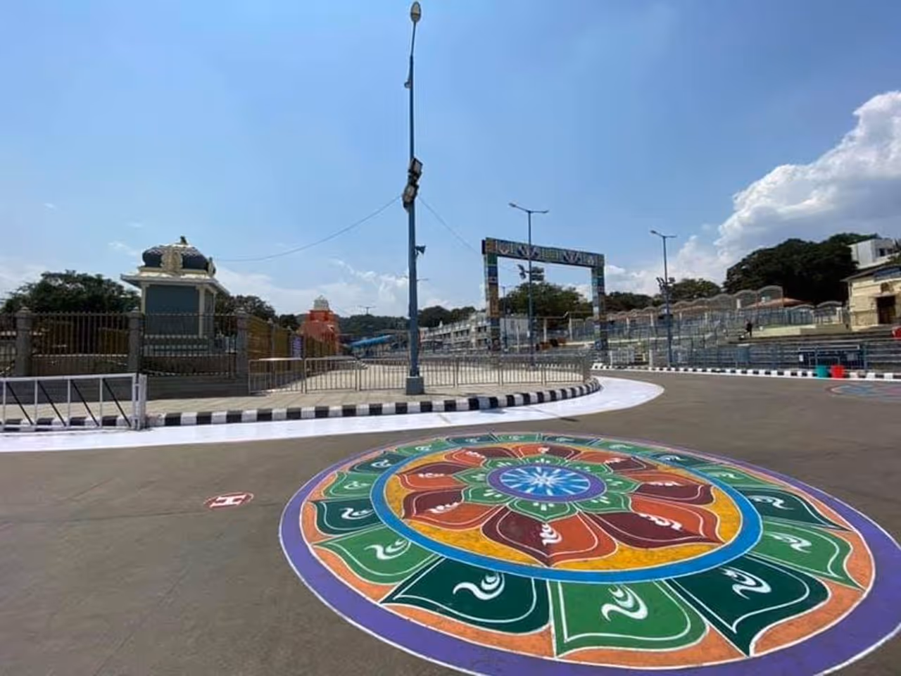 ಪ್ರತಿ ದಿನ ಸುಮಾರು ಲಕ್ಷ ಭಕ್ತರು ಭೇಟಿ ನೀಡುವ ತಿರುಪತಿಗೂ ಕೊರೋನಾ ಬಿಸಿ ತಟ್ಟಿದೆ. ಪ್ರತಿ ದಿನ ಸುಮಾರು ಲಕ್ಷ ಭಕ್ತರು ಭೇಟಿ ನೀಡುವ ತಿರುಪತಿಗೂ ಕೊರೋನಾ ಬಿಸಿ ತಟ್ಟಿದೆ.