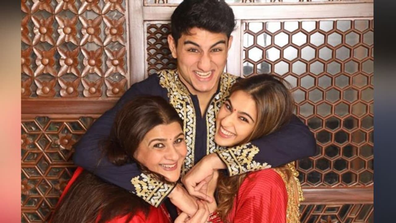 <p>ಪೋಷಕರ ಡಿವೋರ್ಸ್ ನಂತರ ತಾಯಿ ಅಮೃತಾ ಸಿಂಗ್ ಮತ್ತು ಸಹೋದರ ಇಬ್ರಾಹಿಂ ಜೊತೆ ವಾಸಿಸುತ್ತಿದ್ದಾಳೆ ಸಾರಾ. </p> <p>ಪೋಷಕರ ಡಿವೋರ್ಸ್ ನಂತರ ತಾಯಿ ಅಮೃತಾ ಸಿಂಗ್ ಮತ್ತು ಸಹೋದರ ಇಬ್ರಾಹಿಂ ಜೊತೆ ವಾಸಿಸುತ್ತಿದ್ದಾಳೆ ಸಾರಾ. </p>