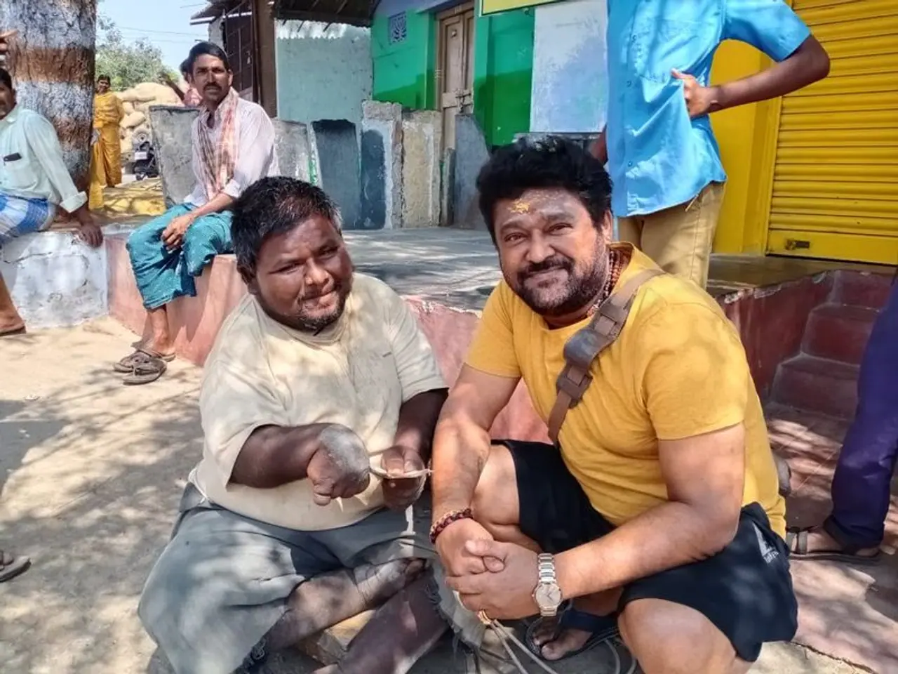 8 ವರ್ಷ ಹಿಂದೆ ಮಂತ್ರಾಲಯದಲ್ಲಿ ಅಭಿಮಾನಿಯನ್ನು ಭೇಟಿಯಾಗಿದ್ದ ಜಗ್ಗೇಶ್. 8 ವರ್ಷ ಹಿಂದೆ ಮಂತ್ರಾಲಯದಲ್ಲಿ ಅಭಿಮಾನಿಯನ್ನು ಭೇಟಿಯಾಗಿದ್ದ ಜಗ್ಗೇಶ್.