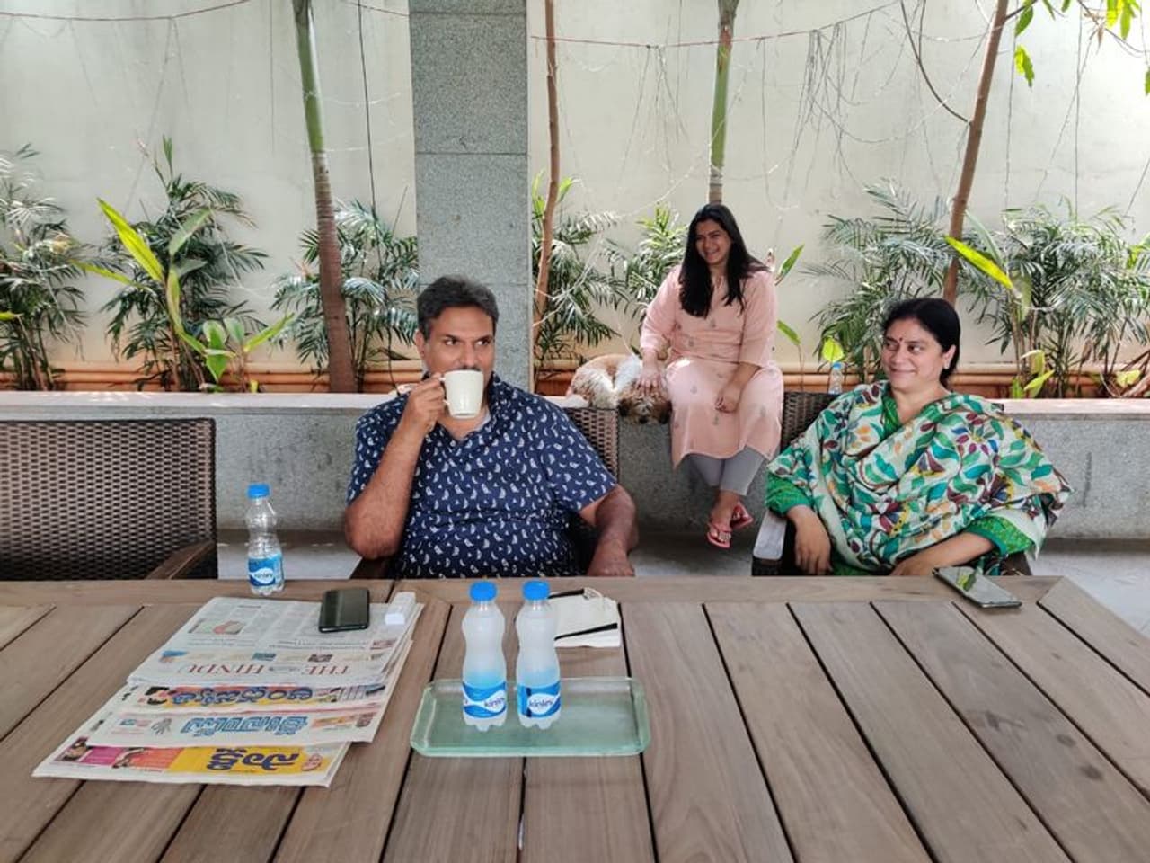 భార్యా, కుమార్తెతో విజయవాడ టీడీపీ ఎంపీ కేశినేని నాని భార్యా, కుమార్తెతో విజయవాడ టీడీపీ ఎంపీ కేశినేని నాని