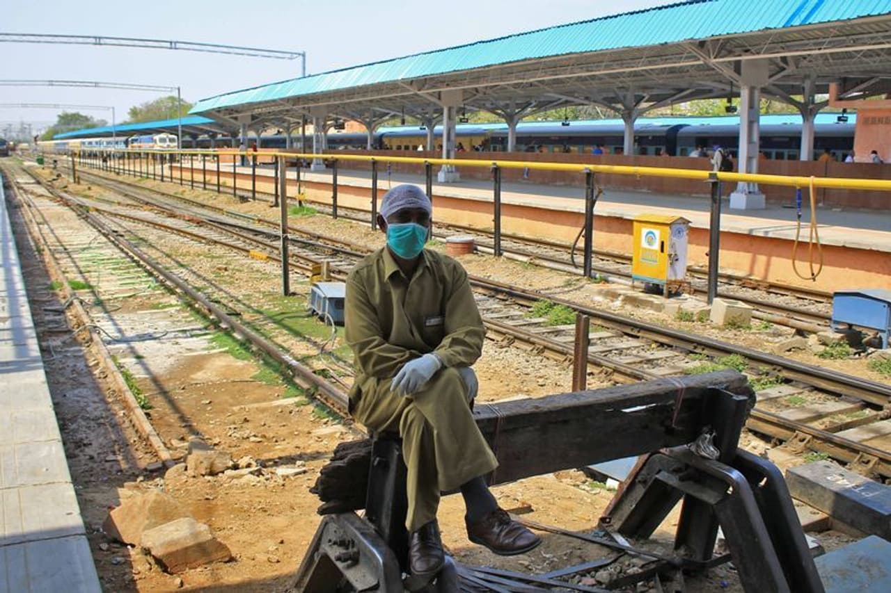 ಜನತಾ ಕರ್ಫ್ಯೂನಿಂದಾಗಿ ಎಲ್ಲೆಡೆ ಮೌನ ಮನೆ ಮಾಡಿದೆ. ಹೀಗಿರುವಾಗ ರೈಲು ನಿಲ್ದಾಣವೊಂದರಲ್ಲಿ ಕಂಡು ಬಂದ ದೃಶ್ಯ. ಜನತಾ ಕರ್ಫ್ಯೂನಿಂದಾಗಿ ಎಲ್ಲೆಡೆ ಮೌನ ಮನೆ ಮಾಡಿದೆ. ಹೀಗಿರುವಾಗ ರೈಲು ನಿಲ್ದಾಣವೊಂದರಲ್ಲಿ ಕಂಡು ಬಂದ ದೃಶ್ಯ.