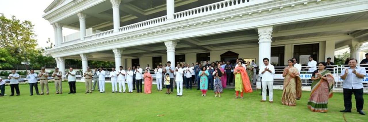 ప్రగతి భవన్లో మెడికల్ సిబ్బందికి సంఘీభావంగా చప్పట్లు కొడుతున్న ముఖ్యమంత్రి కేసీఆర్, మంత్రులు, అధికారులు ప్రగతి భవన్లో మెడికల్ సిబ్బందికి సంఘీభావంగా చప్పట్లు కొడుతున్న ముఖ్యమంత్రి కేసీఆర్, మంత్రులు, అధికారులు