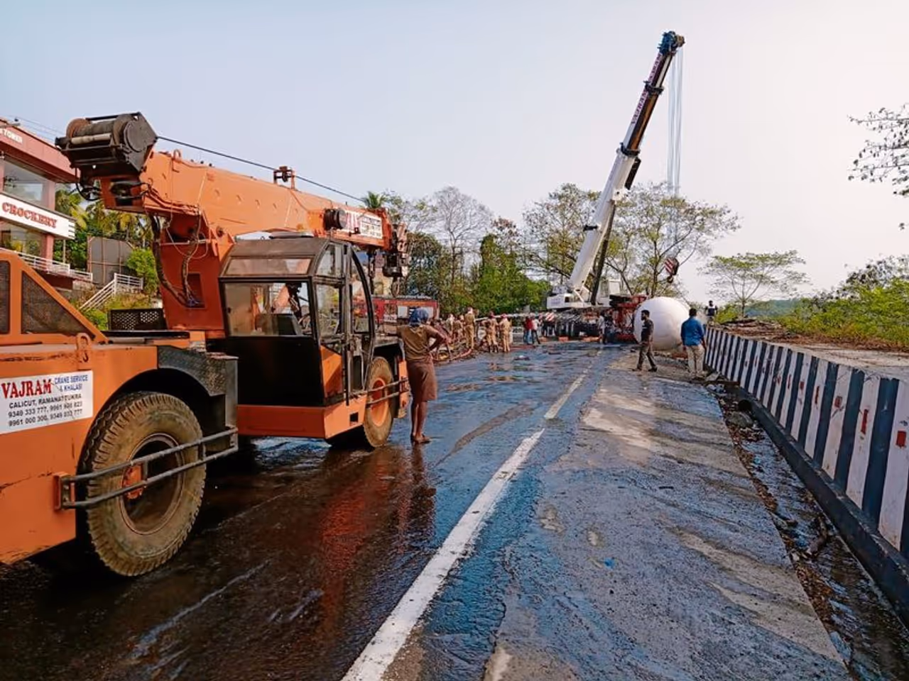 മംഗലാപുരത്ത് നിന്ന് പാചകവാതകവുമായി എറണാംകുളത്തേക്ക് പോവുകയായിരുന്ന ടാങ്കറാണ് അപകടത്തിൽപ്പെട്ടത്. മംഗലാപുരത്ത് നിന്ന് പാചകവാതകവുമായി എറണാംകുളത്തേക്ക് പോവുകയായിരുന്ന ടാങ്കറാണ് അപകടത്തിൽപ്പെട്ടത്.