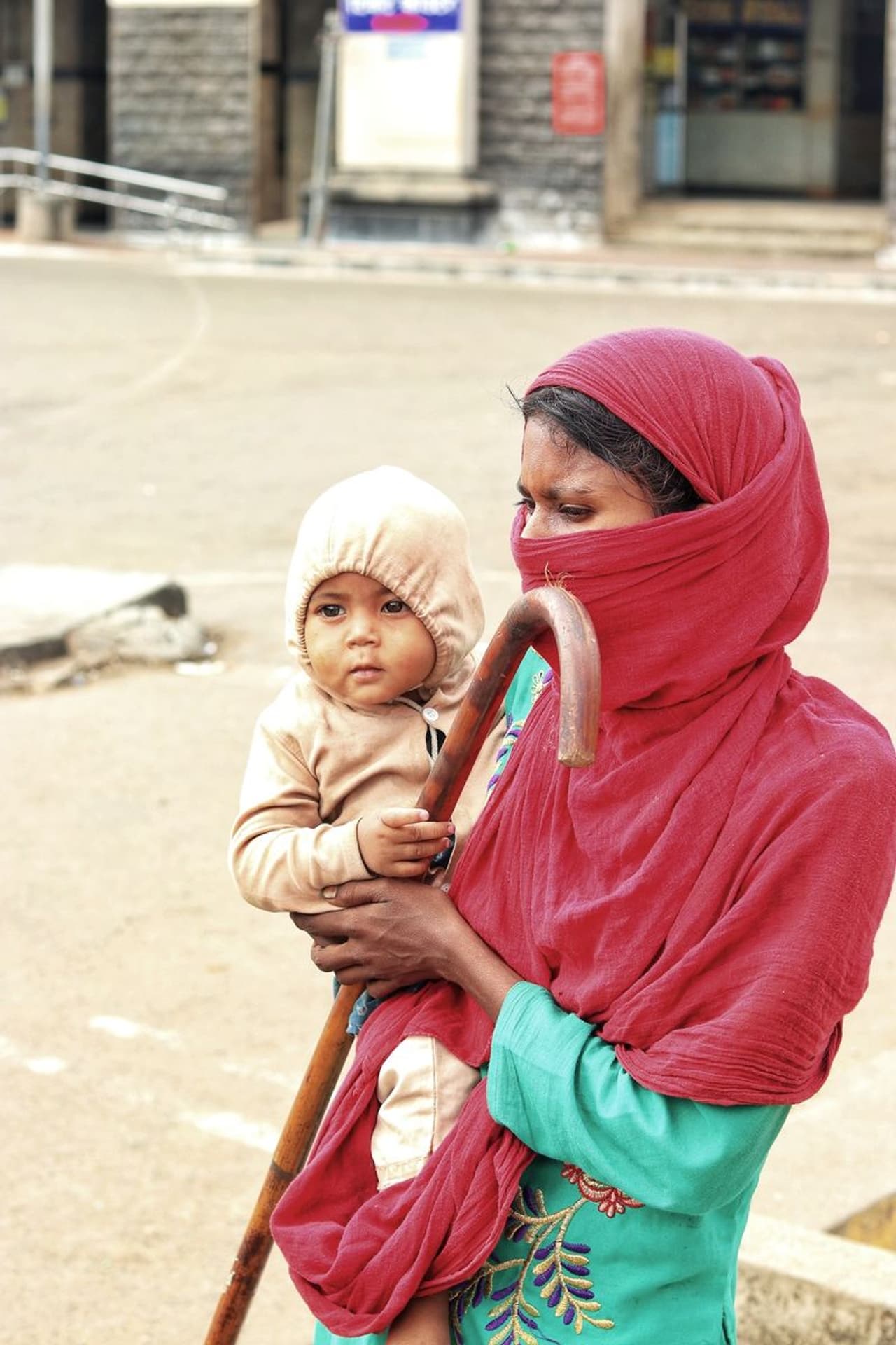 കൊവിഡ് ജാഗ്രതയുടെ ഭാഗമായി പ്രധാനമന്ത്രി പ്രഖ്യാപിച്ച ജനതാ കര്‍ഫ്യുവിനെ ഒറ്റക്കെട്ടായി നേരിട്ട് കേരളം രാജ്യത്തിന് തന്നെ മാതൃകയായി. കക്ഷി രാഷ്ട്രീയവും പക്ഷ ഭേദങ്ങളും എല്ലാം മാറ്റിവച്ച് മുഴുവൻ സമയവും വീട്ടിലിരിക്കുകയായിരുന്നു മലയാളി. എന്നാല്‍, മഹാമാരിയുടെ ഭയത്തില്‍ മറ്റ് സംസ്ഥാനങ്ങളില്‍ നിന്ന് എത്തിയവരും തെരുവോര കച്ചവടം ചെയ്തിരുന്നവരും യാചകരും നഗരത്തില്‍പ്പെട്ടു പോയി. പലപ്പോഴും ഇവര്‍ക്ക് പൊലീസാണ് ഭക്ഷണവും വെള്ളവും എത്തിച്ചു കൊടുത്തത്.