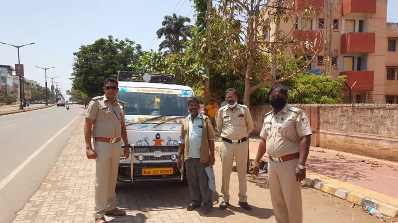 ಹುಬ್ಬಳ್ಳಿಯ ಗಬ್ಬೂರ ಕ್ರಾಸ್, ಕುಸಗಲ್ ರಸ್ತೆ ಸೇರಿದಂತೆ ಹಲವೆಡೆ ಆರ್ಟಿಓ ಅಧಿಕಾರಿಗಳ ದಾಳಿ ಹುಬ್ಬಳ್ಳಿಯ ಗಬ್ಬೂರ ಕ್ರಾಸ್, ಕುಸಗಲ್ ರಸ್ತೆ ಸೇರಿದಂತೆ ಹಲವೆಡೆ ಆರ್ಟಿಓ ಅಧಿಕಾರಿಗಳ ದಾಳಿ