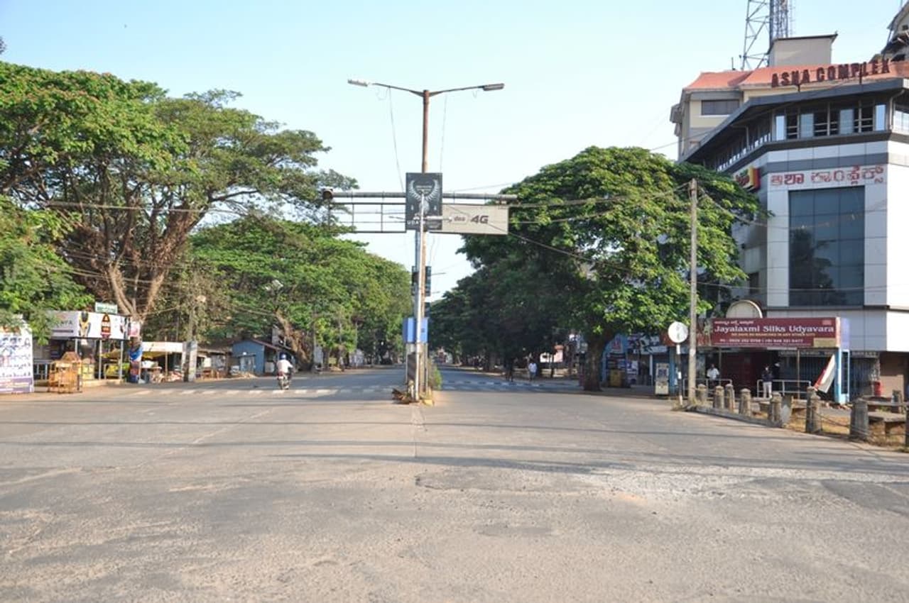 ವಾಹನ ಸಂಚಾರವಿಲ್ಲದೆ ಬಿಕೋ ಎನ್ನುತ್ತಿರುವ ಕುಂದಾಪುರ ಶಾಸ್ತ್ರೀ ವೃತ್ತದ ಪ್ರಮುಖ ರಸ್ತೆ ವಾಹನ ಸಂಚಾರವಿಲ್ಲದೆ ಬಿಕೋ ಎನ್ನುತ್ತಿರುವ ಕುಂದಾಪುರ ಶಾಸ್ತ್ರೀ ವೃತ್ತದ ಪ್ರಮುಖ ರಸ್ತೆ