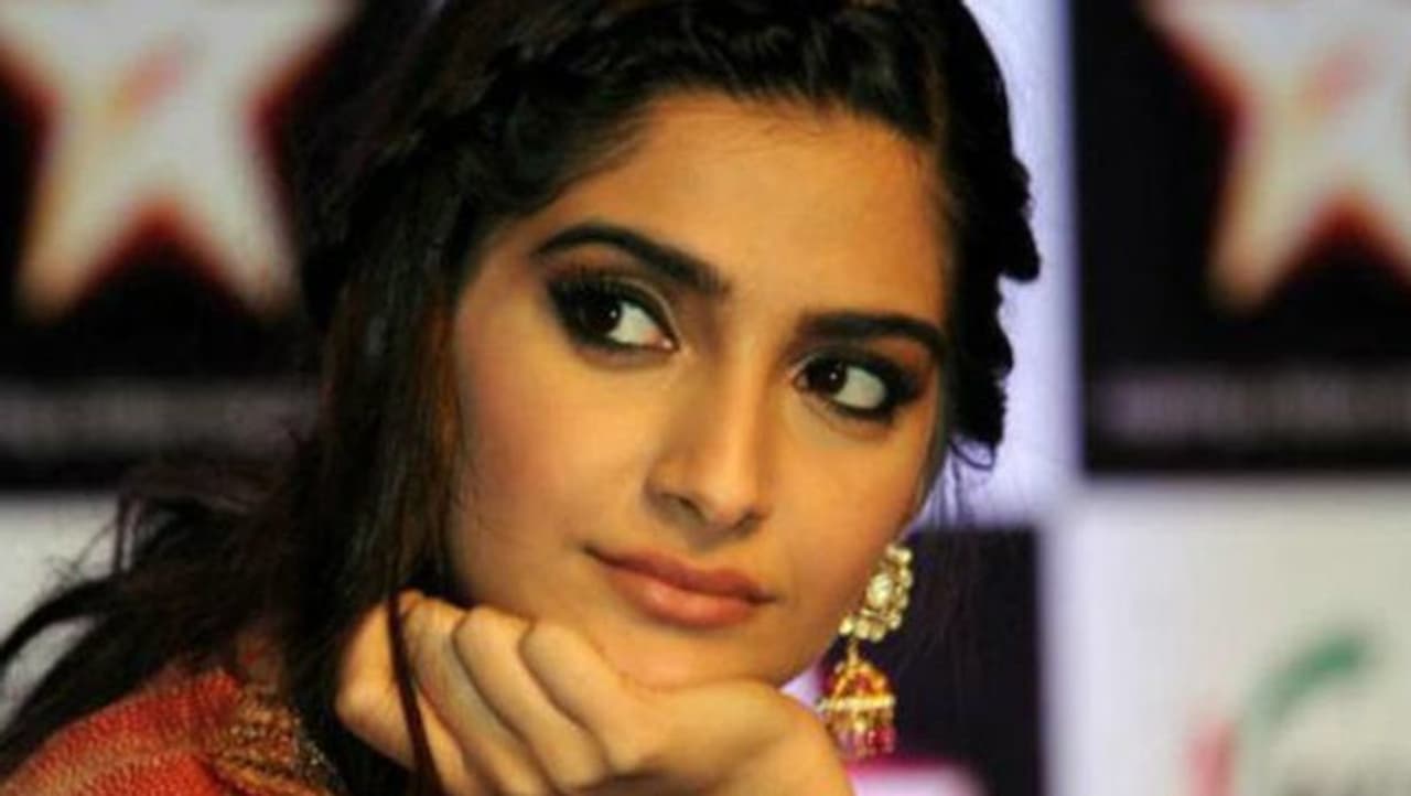 Prominent personalities from the Indian film industry including Lata Mangeshkar, Rajinikanth, Akshay Kumar, Deepika Padukone, Ranveer Singh on Sunday lit candles and lamps responding to Prime Minister Narendra Modi's appeal to show solidarity in the country's fight against coronavirus. Prominent personalities from the Indian film industry including Lata Mangeshkar, Rajinikanth, Akshay Kumar, Deepika Padukone, Ranveer Singh on Sunday lit candles and lamps responding to Prime Minister Narendra Modi's appeal to show solidarity in the country's fight against coronavirus.