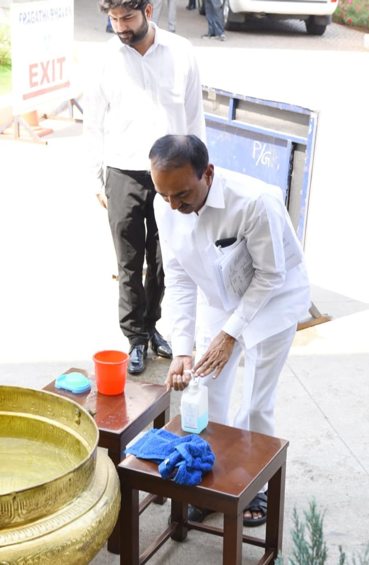 కాళ్లు, చేతులు కడుక్కుని ప్రగతిభవన్ లోకి వెళుతున్న మంత్రి ఈటల కాళ్లు, చేతులు కడుక్కుని ప్రగతిభవన్ లోకి వెళుతున్న మంత్రి ఈటల