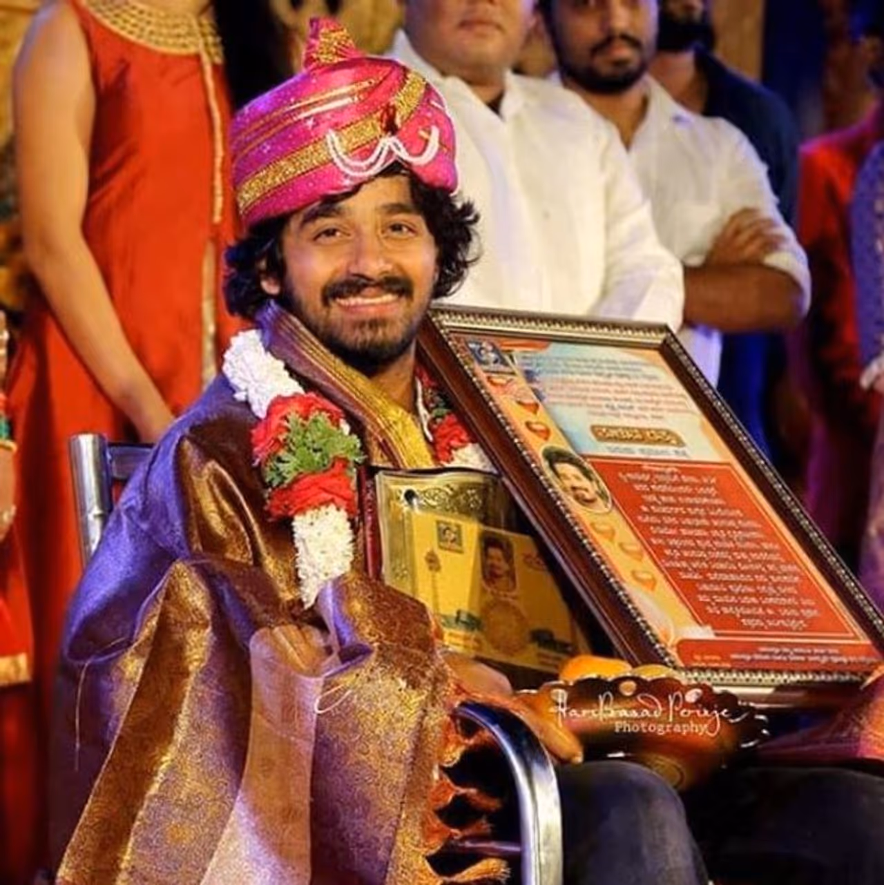 ಪೃಥ್ವಿ ಮೂಲತಃ ತುಳು ನಾಡಿನ ಕುವರ. ಪೃಥ್ವಿ ಮೂಲತಃ ತುಳು ನಾಡಿನ ಕುವರ.