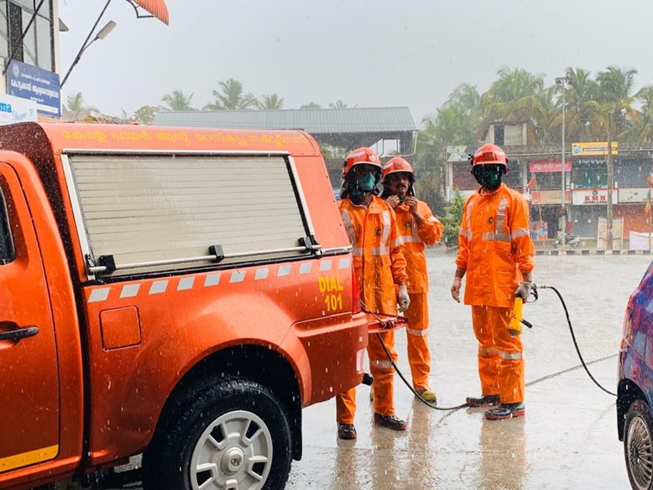 ക്ലോറിന് കലര്ത്തിയ വെള്ളം ഉപയോഗിച്ച് ആരോഗ്യപ്രവര്ത്തകരുടെ നിര്ദ്ദേശപ്രകാരമാണ് അണുവിമുക്തമാക്കുന്നത്. ക്ലോറിന് കലര്ത്തിയ വെള്ളം ഉപയോഗിച്ച് ആരോഗ്യപ്രവര്ത്തകരുടെ നിര്ദ്ദേശപ്രകാരമാണ് അണുവിമുക്തമാക്കുന്നത്.